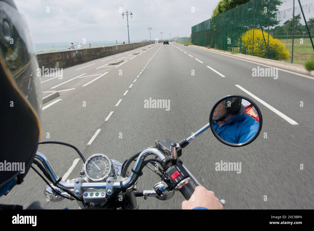 Vista del passeggero sulla Eastern Road, Portsmouth, Hampshire, Regno Unito Foto Stock