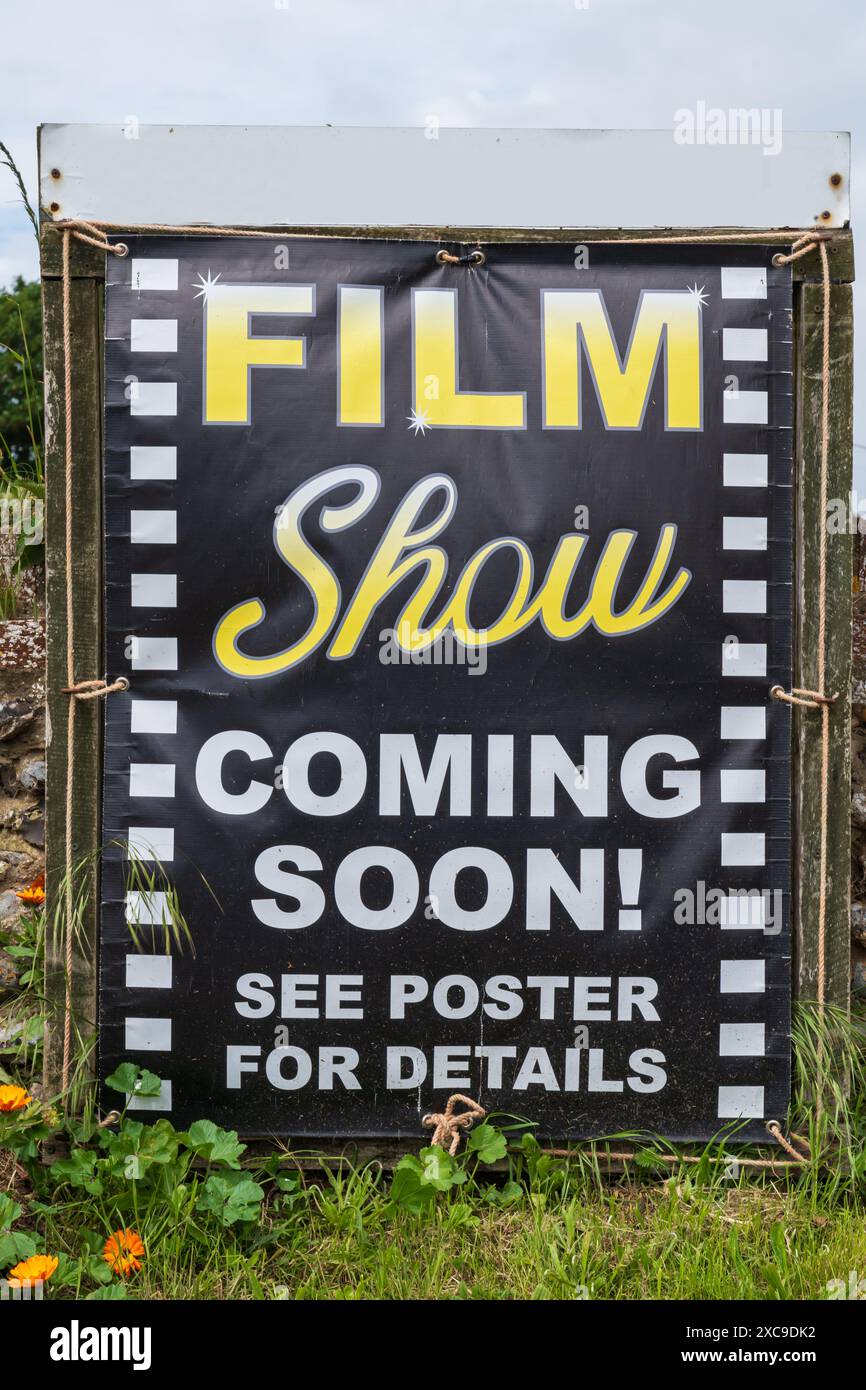 Poster Film Show in arrivo accanto a una parete con orientamento verticale Foto Stock