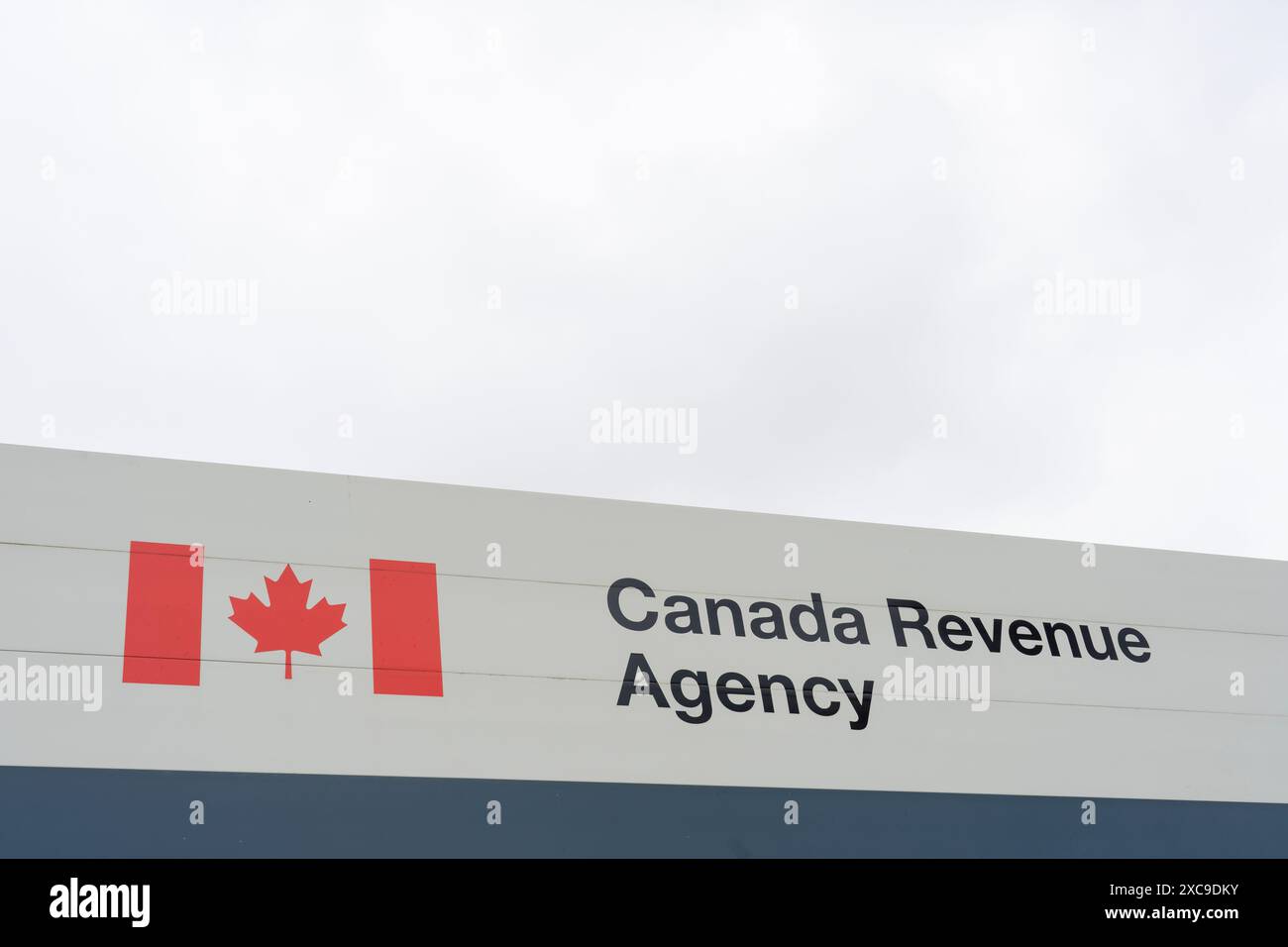 Ottawa, Ontario, Canada - 16 ottobre 2023: Parte del segno della Canada Revenue Agency si trova a Ottawa. Foto Stock