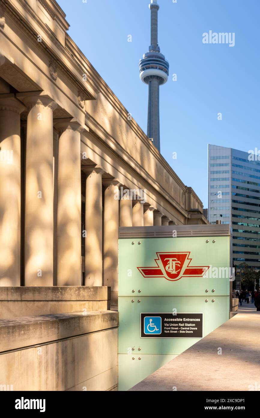 Logo TTC (Toronto Transit Commission) fuori dall'edificio della Union Station con lo sfondo della torre CN a Toronto, ON, Canada, il 22 ottobre 2023 Foto Stock