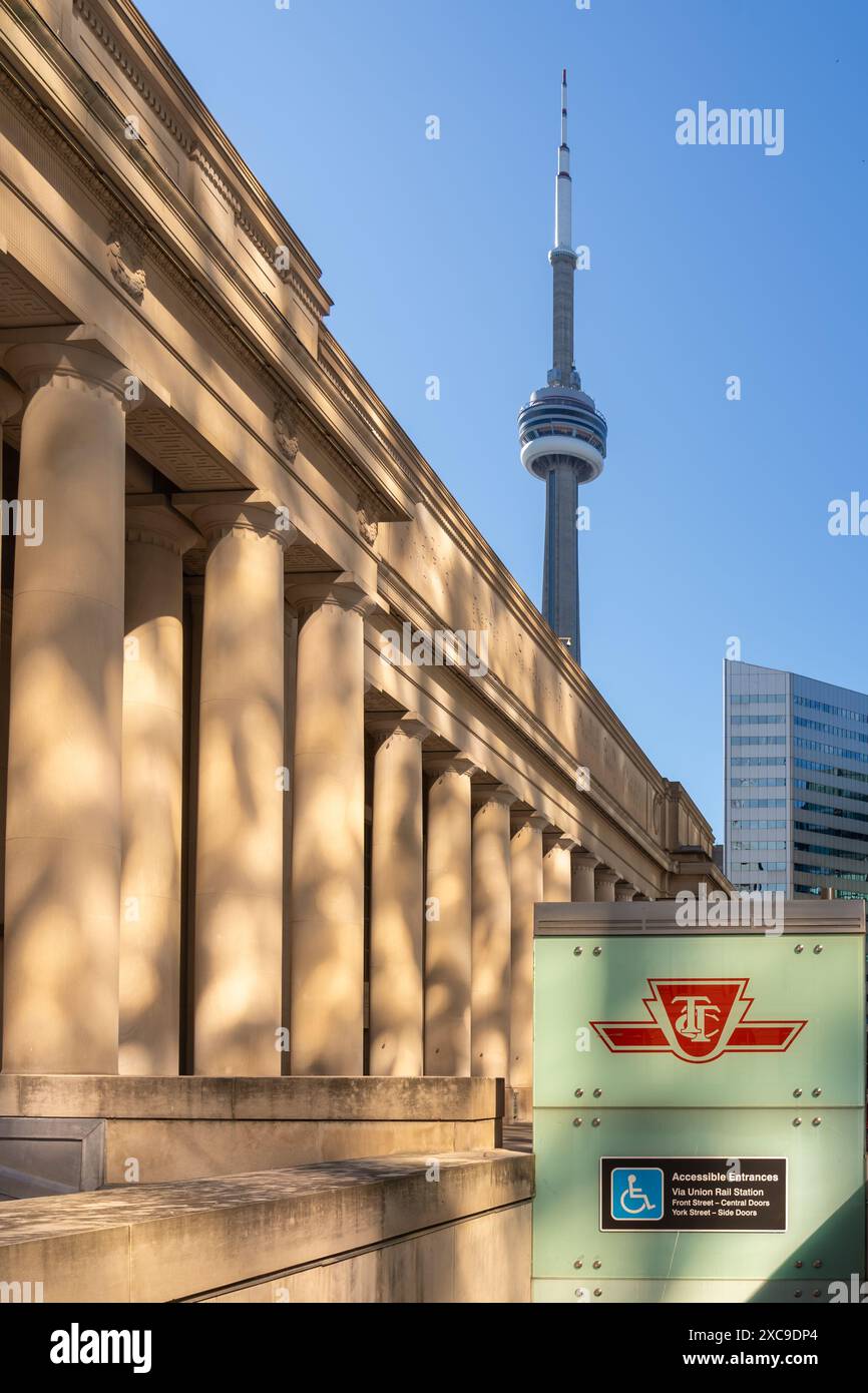 Logo TTC (Toronto Transit Commission) fuori dall'edificio della Union Station con lo sfondo della torre CN a Toronto, ON, Canada, il 22 ottobre 2023 Foto Stock