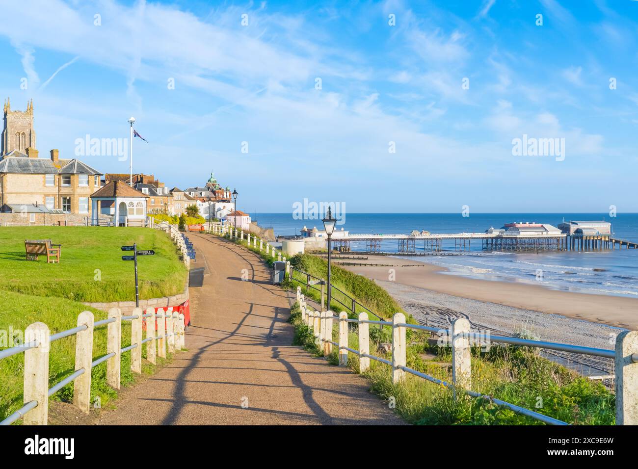 Una vista di Cromer nel Norfolk settentrionale nel Regno Unito con la città e il molo Foto Stock