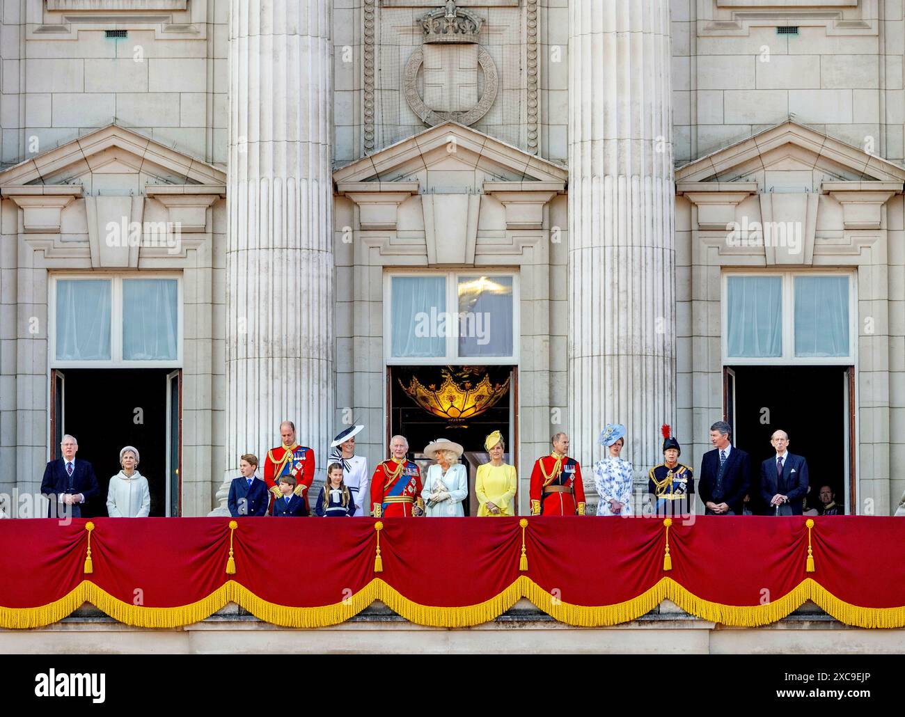 Il Duca di Gloucester, la Duchessa di Gloucester, il Principe Giorgio di Galles, il Principe Guglielmo, il Principe di Galles, il Principe Luigi di Galles, la Principessa Carlotta di Galles, Caterina, la Principessa di Galles, il Re Carlo III, la Regina Camilla, Sofia, Duchessa di Edimburgo, Principe Edoardo, Duca di Edimburgo, Lady Louise, principessa Anna, Principessa reale, Timothy Laurence e Principe Edoardo, Duca di Kent sul balcone di Buckingham Palace a Londra, il 15 giugno 2024, dopo aver partecipato alla Trooping the Colour (la parata del compleanno dei Re) foto: Albert Nieboer/Netherlands OUT/Point de Vue OUT Foto Stock