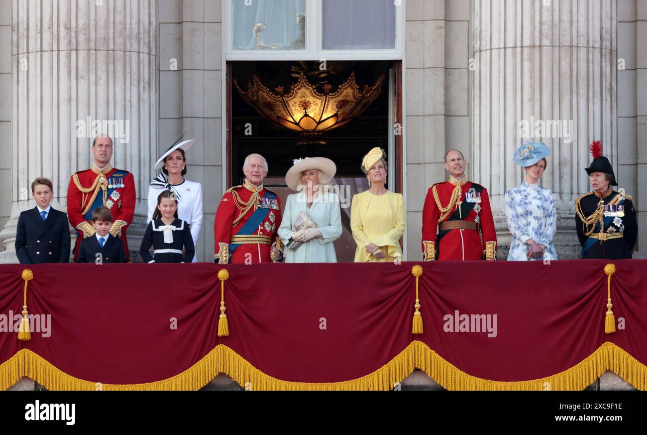 Londra, Regno Unito. 15 giugno 2024. L-R Prince George, William Prince of Wales, Prince Louis, Princess Charlotte, Catherine Princess of Wales, King Charles III, Queen Camilla, Sophie Duchessa di Edimburgo, Edoardo Duca di Edimburgo, Lady Louise Windsor, la Principessa Anna si erge sul balcone di Buckingham Palace all'annuale 'Trooping the Colour' sul Mall di Londra sabato 15 giugno 2024. La cerimonia si svolge ogni anno e risale all'epoca del re Carlo II. Foto di Hugo Philpott/UPI crediti: UPI/Alamy Live News Foto Stock