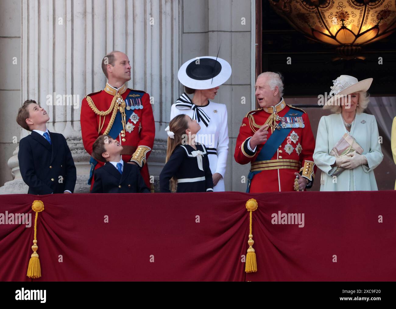 Londra, Regno Unito. 15 giugno 2024. L-R Prince George, William Prince of Wales, Prince Louis, Princess Charlotte, Catherine Princess of Wales, King Charles III, Queen Camilla, Sophie Duchessa di Edimburgo, Edoardo Duca di Edimburgo, Lady Louise Windsor, la Principessa Anna si erge sul balcone di Buckingham Palace all'annuale 'Trooping the Colour' sul Mall di Londra sabato 15 giugno 2024. La cerimonia si svolge ogni anno e risale all'epoca del re Carlo II. Foto di Hugo Philpott/UPI crediti: UPI/Alamy Live News Foto Stock