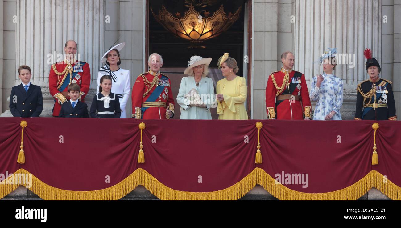 Londra, Regno Unito. 15 giugno 2024. L-R Prince George, William Prince of Wales, Prince Louis, Princess Charlotte, Catherine Princess of Wales, King Charles III, Queen Camilla, Sophie Duchessa di Edimburgo, Edoardo Duca di Edimburgo, Lady Louise Windsor, la Principessa Anna si erge sul balcone di Buckingham Palace all'annuale 'Trooping the Colour' sul Mall di Londra sabato 15 giugno 2024. La cerimonia si svolge ogni anno e risale all'epoca del re Carlo II. Foto di Hugo Philpott/UPI crediti: UPI/Alamy Live News Foto Stock