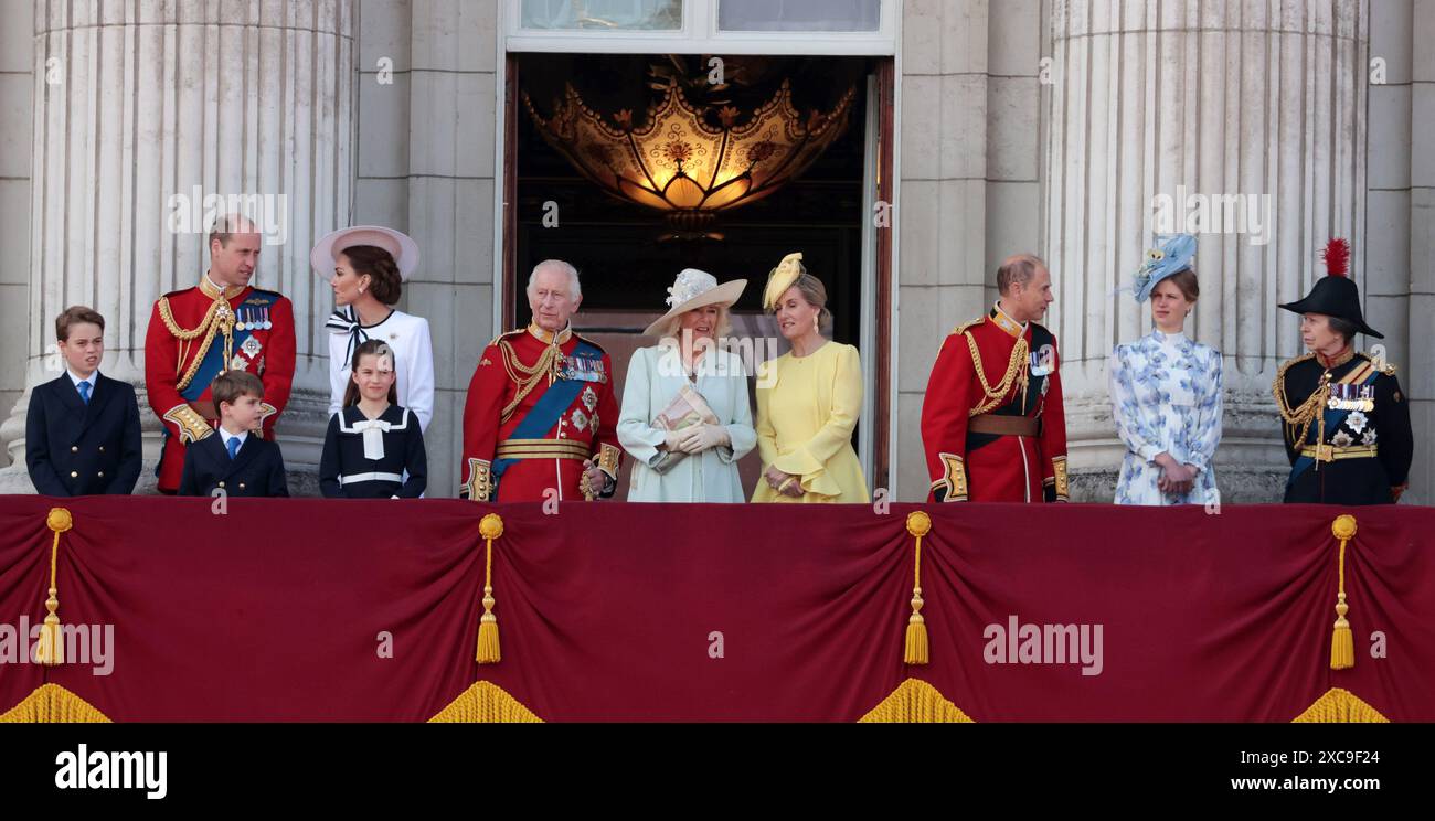 Londra, Regno Unito. 15 giugno 2024. L-R Prince George, William Prince of Wales, Prince Louis, Princess Charlotte, Catherine Princess of Wales, King Charles III, Queen Camilla, Sophie Duchessa di Edimburgo, Edoardo Duca di Edimburgo, Lady Louise Windsor, la Principessa Anna si erge sul balcone di Buckingham Palace all'annuale 'Trooping the Colour' sul Mall di Londra sabato 15 giugno 2024. La cerimonia si svolge ogni anno e risale all'epoca del re Carlo II. Foto di Hugo Philpott/UPI crediti: UPI/Alamy Live News Foto Stock