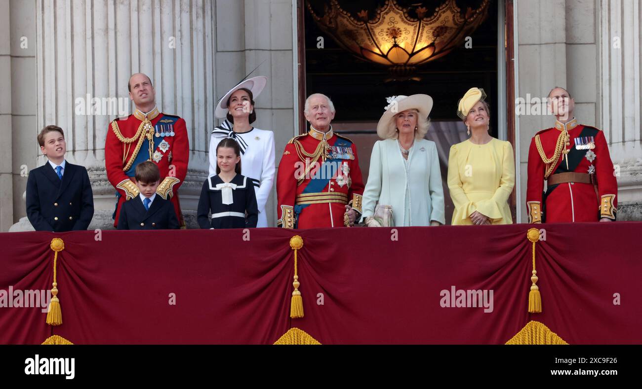 Londra, Regno Unito. 15 giugno 2024. L-R Prince George, William Prince of Wales, Prince Louis, Princess Charlotte, Catherine Princess of Wales, King Charles III, Queen Camilla, Sophie Duchessa di Edimburgo, Edoardo Duca di Edimburgo, Lady Louise Windsor, la Principessa Anna si erge sul balcone di Buckingham Palace all'annuale 'Trooping the Colour' sul Mall di Londra sabato 15 giugno 2024. La cerimonia si svolge ogni anno e risale all'epoca del re Carlo II. Foto di Hugo Philpott/UPI crediti: UPI/Alamy Live News Foto Stock