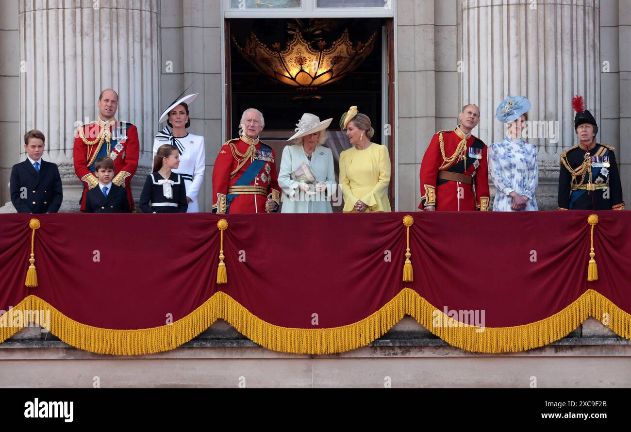 Londra, Regno Unito. 15 giugno 2024. L-R Prince George, William Prince of Wales, Prince Louis, Princess Charlotte, Catherine Princess of Wales, King Charles III, Queen Camilla, Sophie Duchessa di Edimburgo, Edoardo Duca di Edimburgo, Lady Louise Windsor, la Principessa Anna si erge sul balcone di Buckingham Palace all'annuale 'Trooping the Colour' sul Mall di Londra sabato 15 giugno 2024. La cerimonia si svolge ogni anno e risale all'epoca del re Carlo II. Foto di Hugo Philpott/UPI crediti: UPI/Alamy Live News Foto Stock
