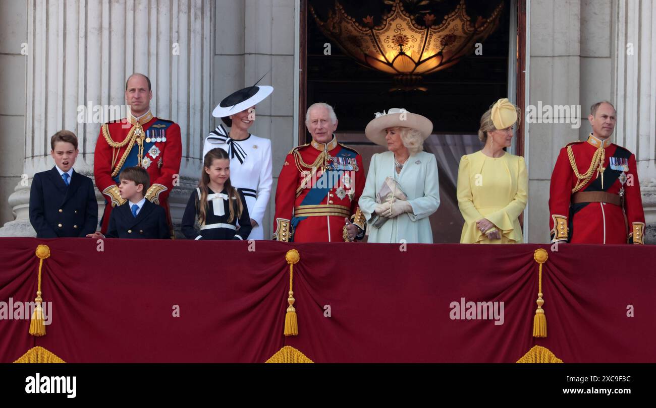 Londra, Regno Unito. 15 giugno 2024. L-R Prince George, William Prince of Wales, Prince Louis, Princess Charlotte, Catherine Princess of Wales, King Charles III, Queen Camilla, Sophie Duchessa di Edimburgo, Edoardo Duca di Edimburgo, Lady Louise Windsor, la Principessa Anna si erge sul balcone di Buckingham Palace all'annuale 'Trooping the Colour' sul Mall di Londra sabato 15 giugno 2024. La cerimonia si svolge ogni anno e risale all'epoca del re Carlo II. Foto di Hugo Philpott/UPI crediti: UPI/Alamy Live News Foto Stock
