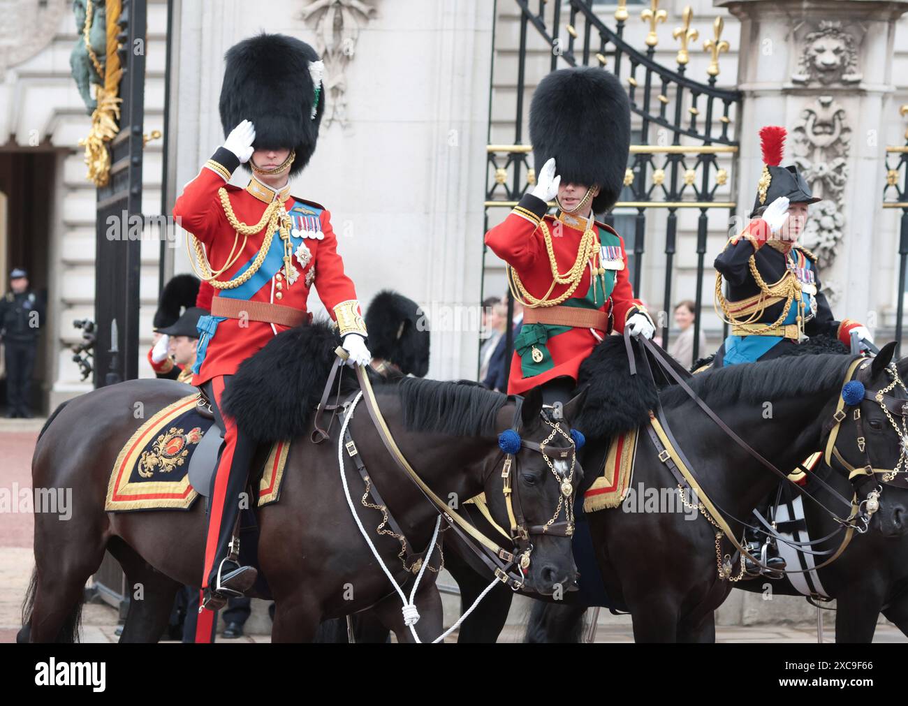 Londra, Regno Unito. 15 giugno 2024. WilliamIl Principe di Galles, Edoardo il Duca di Edimburgo e la Principessa Anna fanno un saluto all'annuale 'Trooping the Colour' sul Mall di Londra sabato 15 giugno 2024. La cerimonia si svolge ogni anno e risale all'epoca del re Carlo II. Foto di Hugo Philpott/UPI crediti: UPI/Alamy Live News Foto Stock
