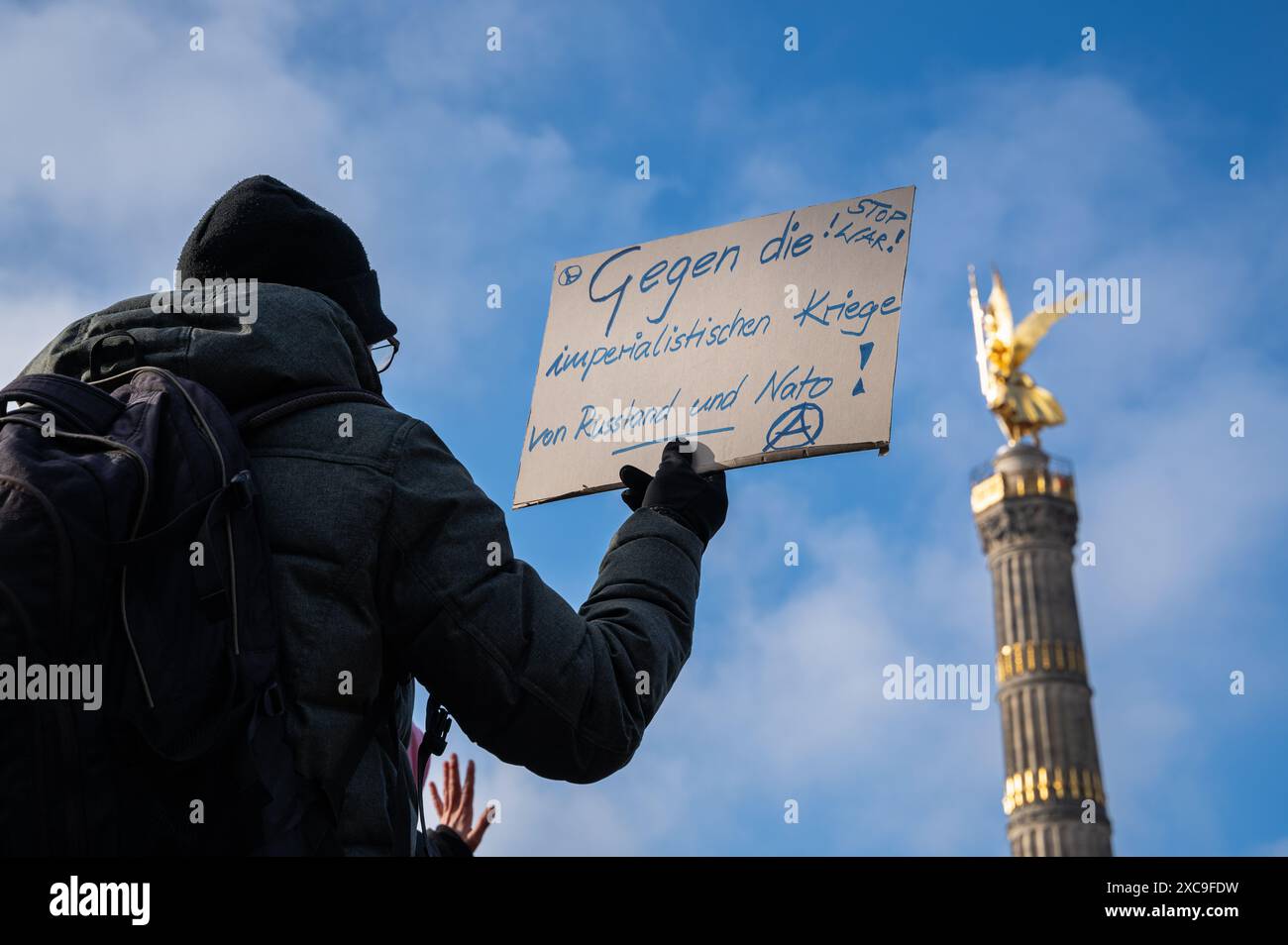 27.02.2022, Berlino, Germania, Europa - il manifestante si trova alla colonna della Vittoria con un segno di protesta che dice "contro le guerre imperialiste di Russia e NATO". Foto Stock