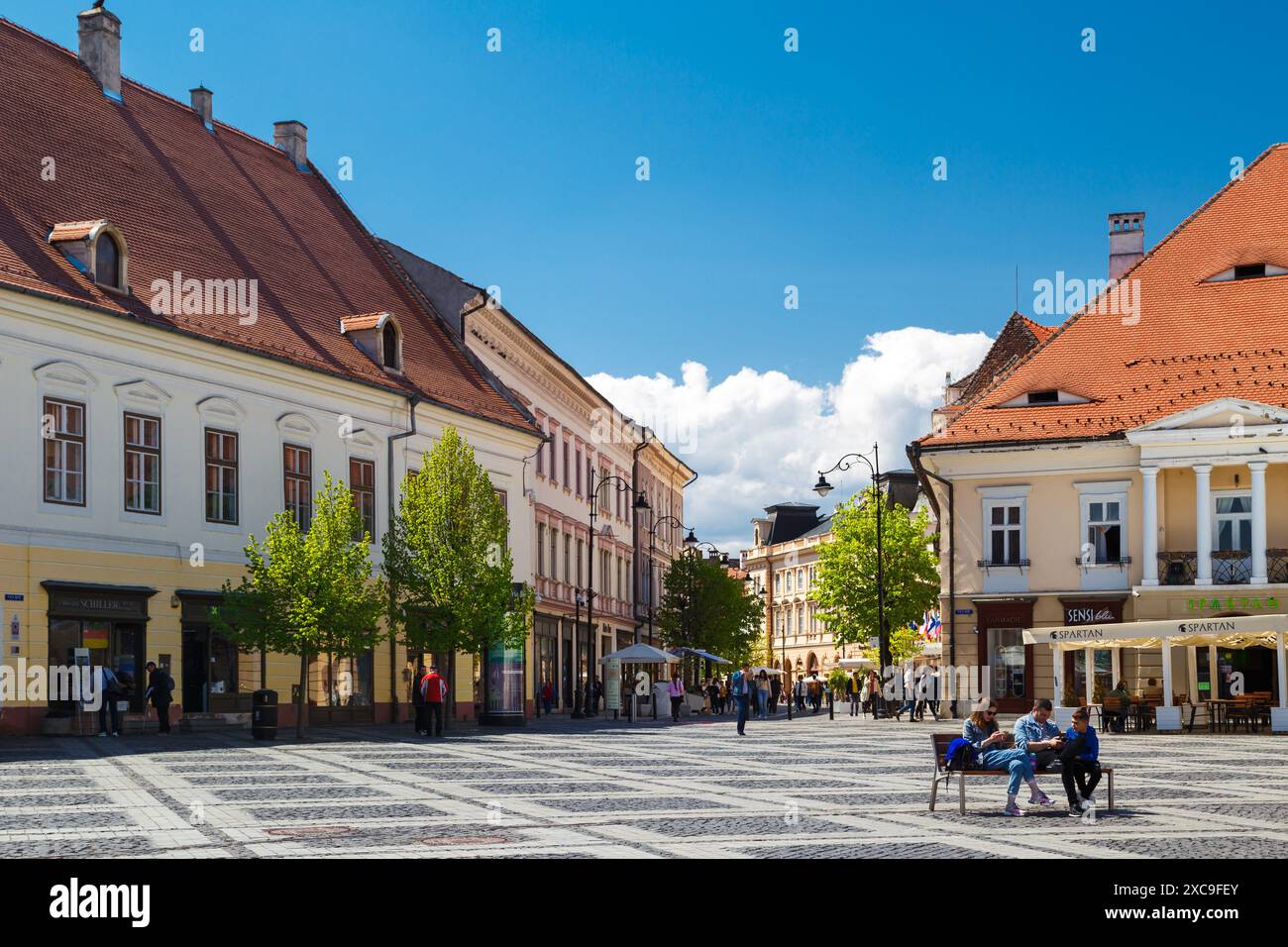 Sibiu, Transilvania, Romania - 2 maggio 2022: Piata Mare o la grande piazza e strada Nicolae Balcescu - centro storico di Sibiu. Giornata di sole. Foto Stock