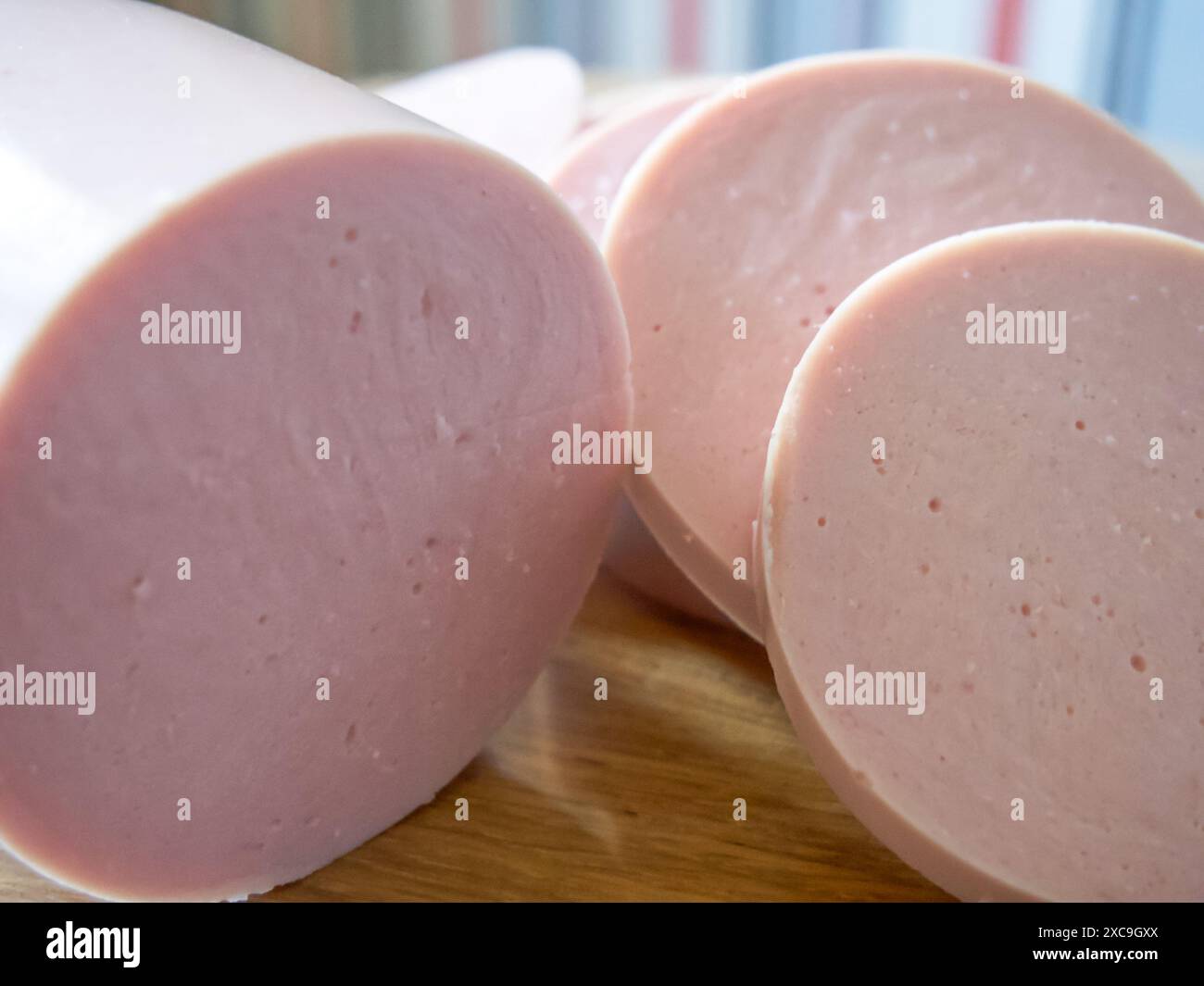 Presentazione di salsicce da buongustai. Salsicce esposte ad arte, adatte per le arti culinarie Foto Stock