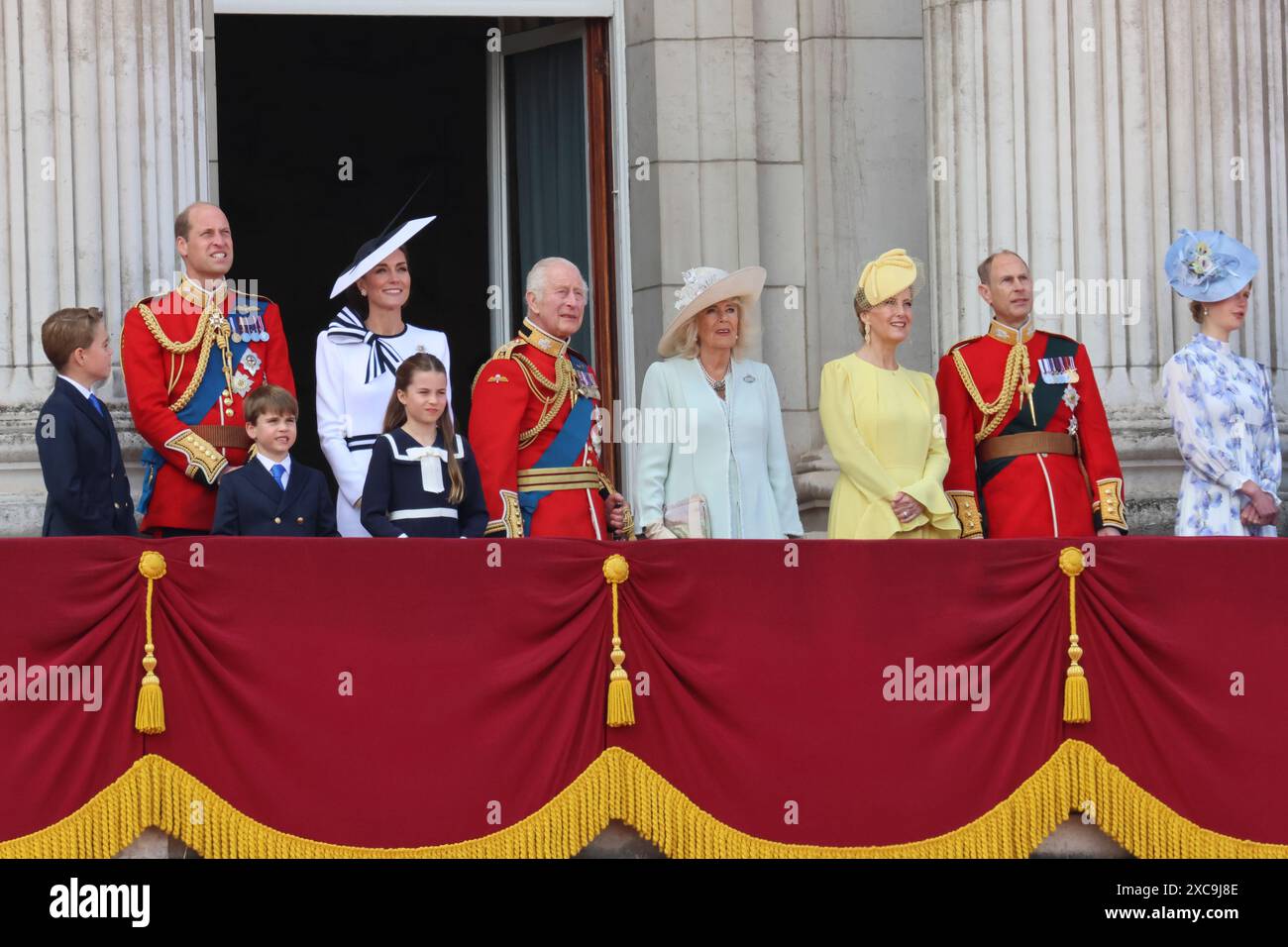 Londra, Regno Unito. 15 giugno 20224. Membri della famiglia reale tra cui William, il Principe di Galles Caterina, la Principessa di Galles, il Re Carlo e la Regina Camilla sul balcone di Buckingham Palace per la cerimonia Trooping the Colour di oggi a Londra, Regno Unito Credit: Ed Brown/Alamy Live News Foto Stock