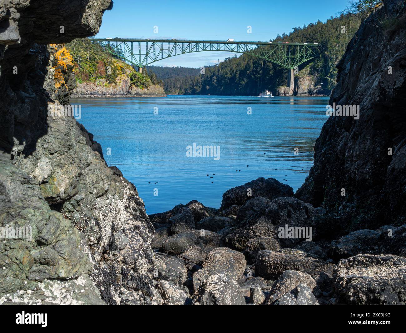 WA25320-00...WASHINGTON - l'estensione del Deception Pass Bridge tra Whidbey Island e Pass Island. Foto Stock