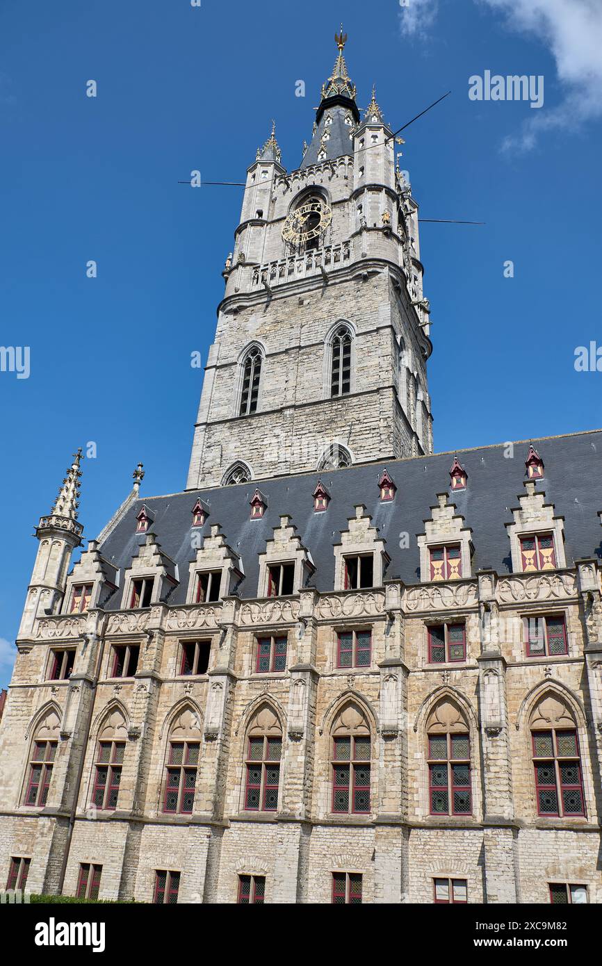 Gand, Belgio; giugno, 06.2024. Belfort o Belfry of Gent, una delle tre torri medievali che dominano il centro storico della città, costruita nel 1380 Foto Stock