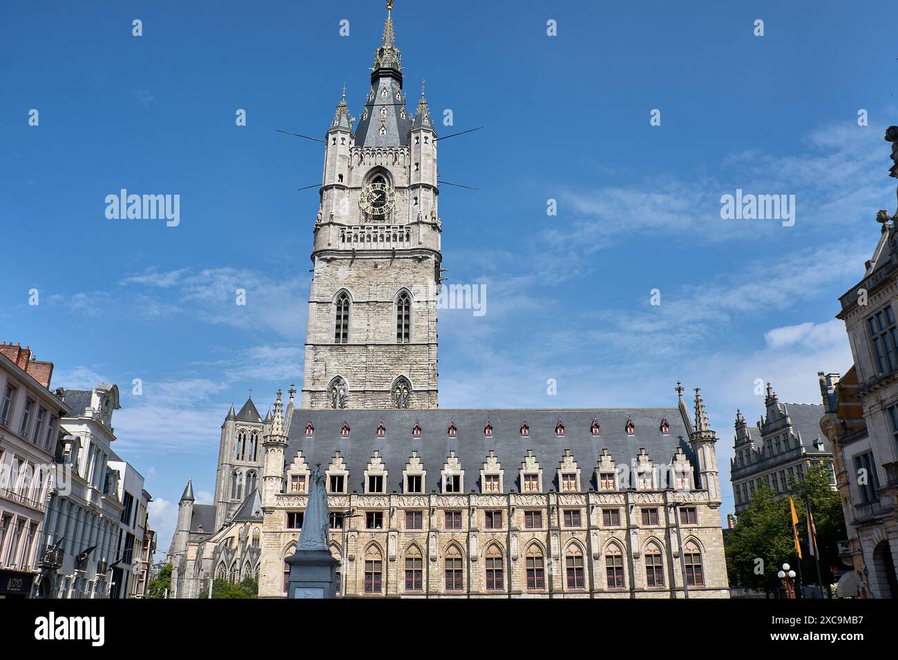 Gand, Belgio; giugno, 06.2024. Belfort o Belfry of Gent, una delle tre torri medievali che dominano il centro storico della città, costruita nel 1380 Foto Stock
