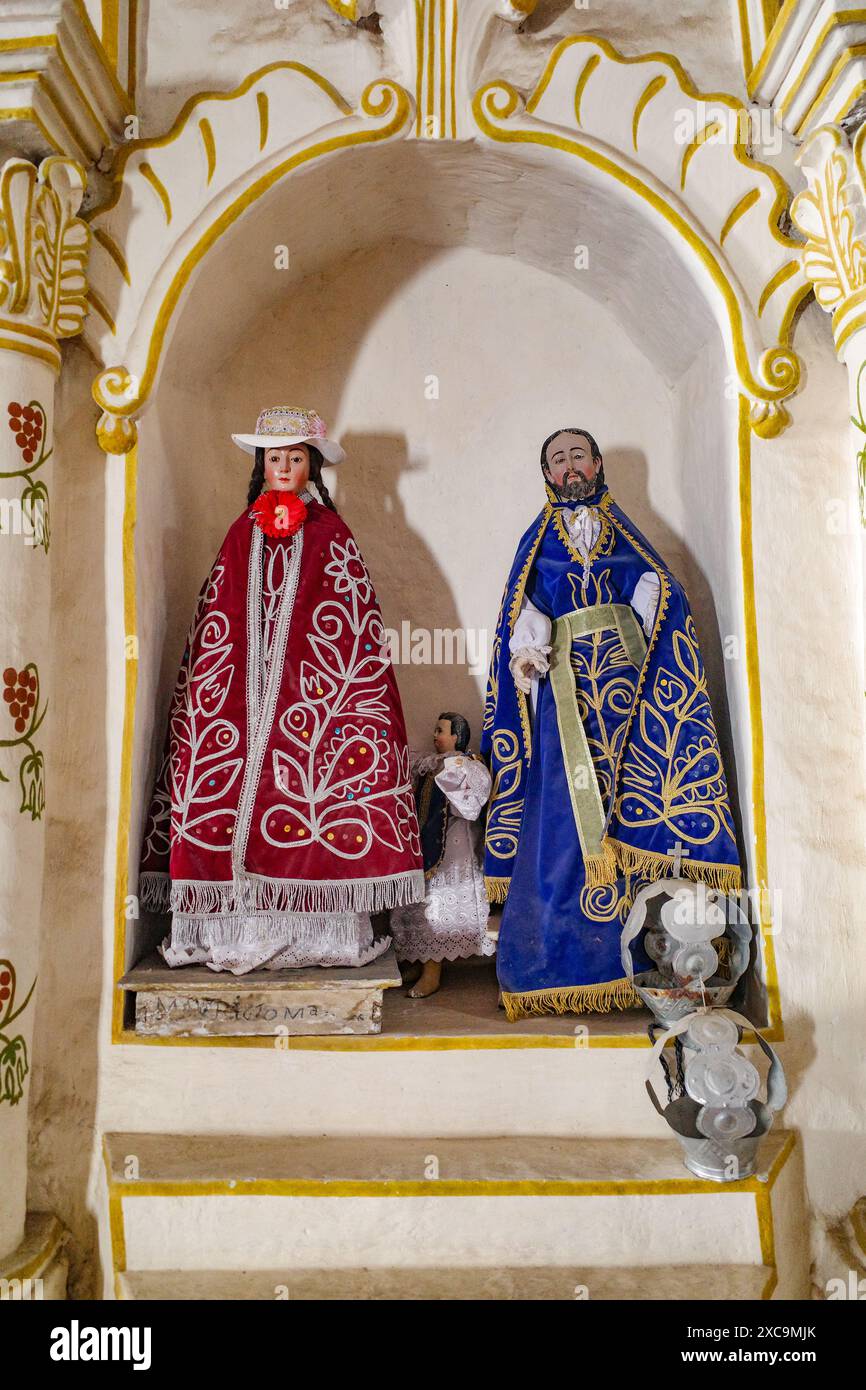 Sibayo, Perù - 5 dicembre 2023: Interni ornati della chiesa coloniale Iglesia de Sibayo, Arequipa Foto Stock