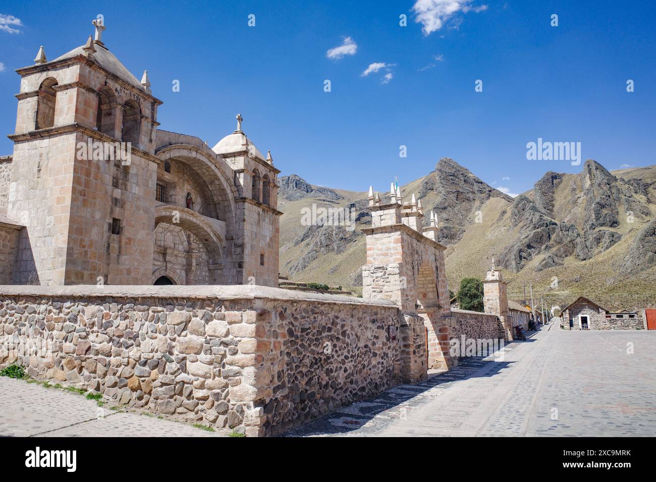 Sibayo, Perù - 5 dicembre 2023: Chiesa coloniale Iglesia de Sibayo nelle Ande peruviane, Arequipa Foto Stock