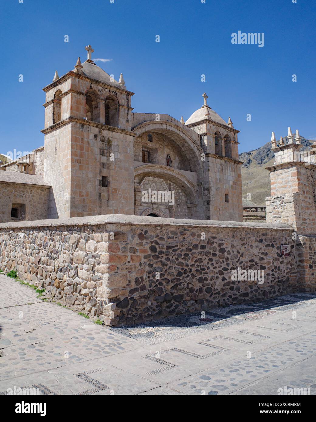 Sibayo, Perù - 5 dicembre 2023: Chiesa coloniale Iglesia de Sibayo nelle Ande peruviane, Arequipa Foto Stock