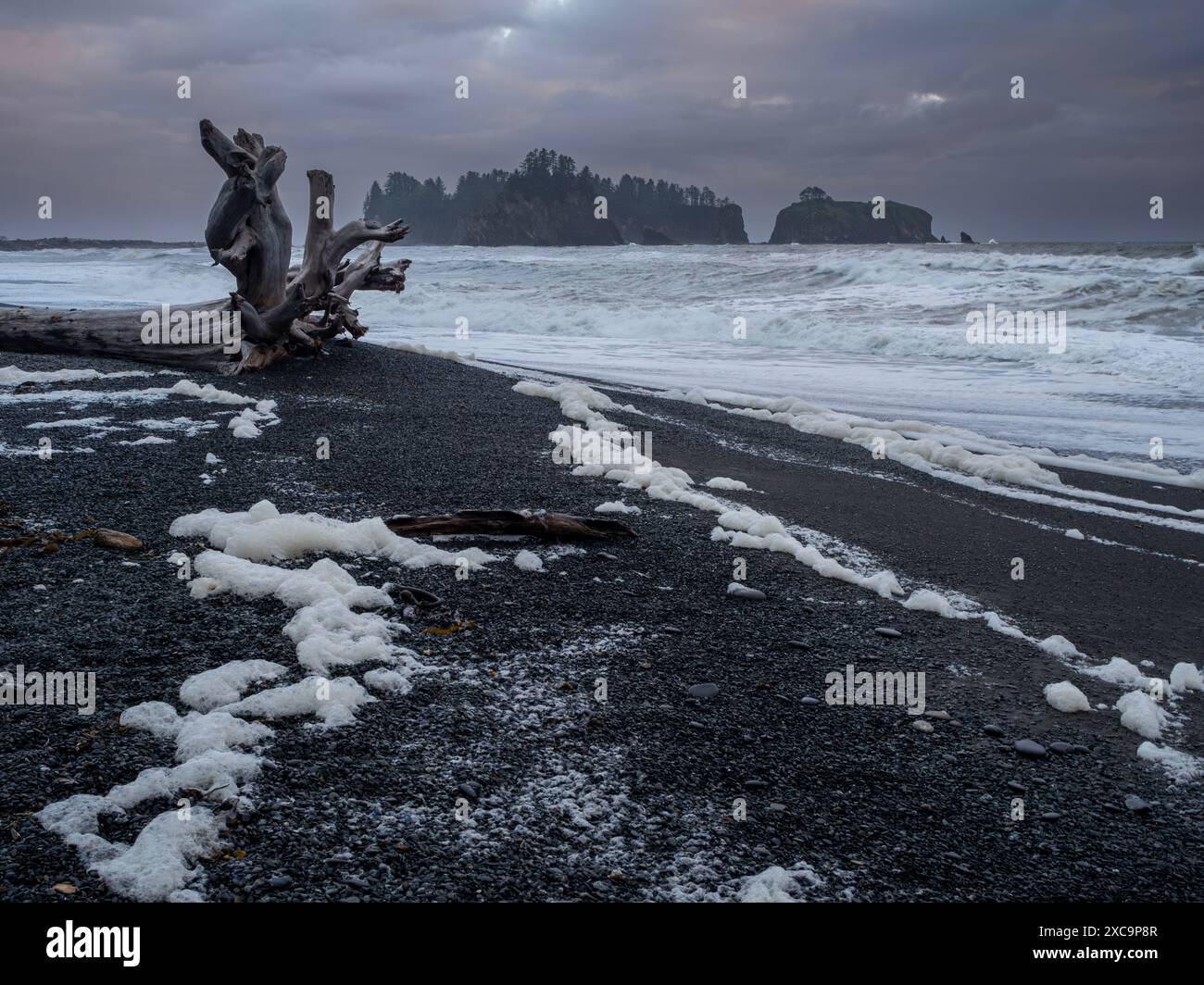 WA25350-00...WASHINGTON - tramonto nuvoloso alla spiaggia di Rialto nell'Olympic Naitonal Park. Foto Stock