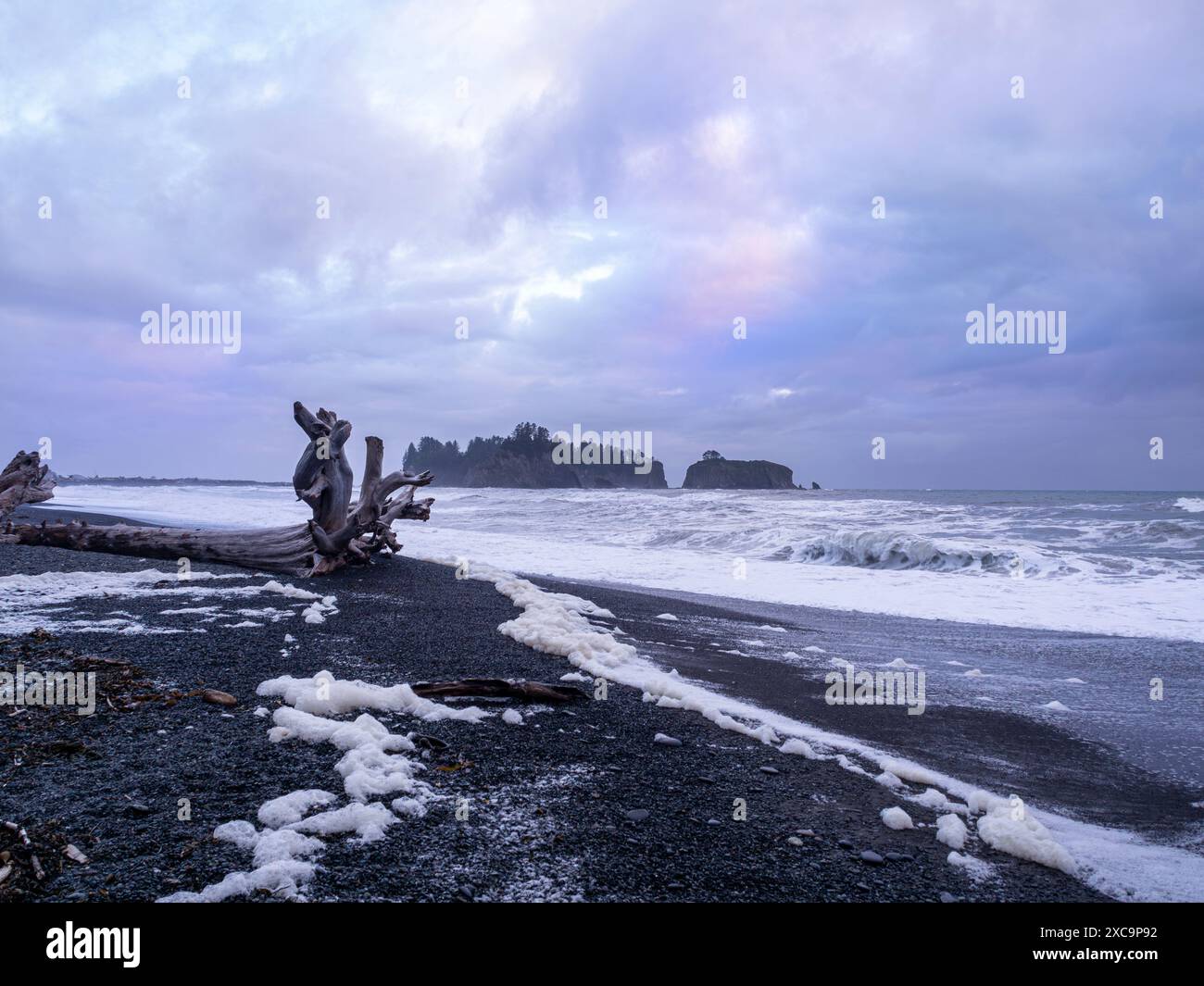 WA25351-00...WASHINGTON - tramonto nuvoloso alla spiaggia di Rialto nell'Olympic Naitonal Park. Foto Stock
