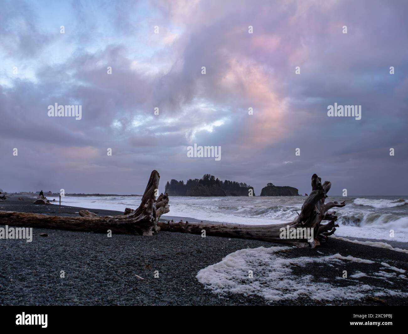 WA25352-00...WASHINGTON - tramonto nuvoloso alla spiaggia di Rialto nell'Olympic Naitonal Park. Foto Stock