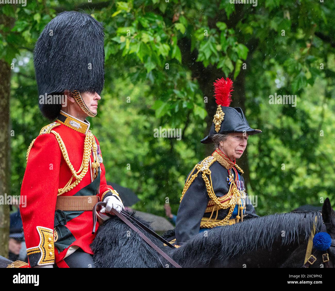 Londra, Regno Unito 15 giugno 2024. Il Duca di Edimburgo e la Principessa reale tornano a Buckingham Palace a cavallo in caso di forte pioggia, dopo la cerimonia Trooping the Colour. Trooping the Colour si svolge ogni anno per celebrare il compleanno ufficiale del monarca. Quest'anno è stato il turno delle guardie irlandesi di truppare il loro colore. La processione, da e per Horse Guards Parade, passa lungo il centro commerciale. Crediti: MartinJPalmer/Alamy Live News Foto Stock