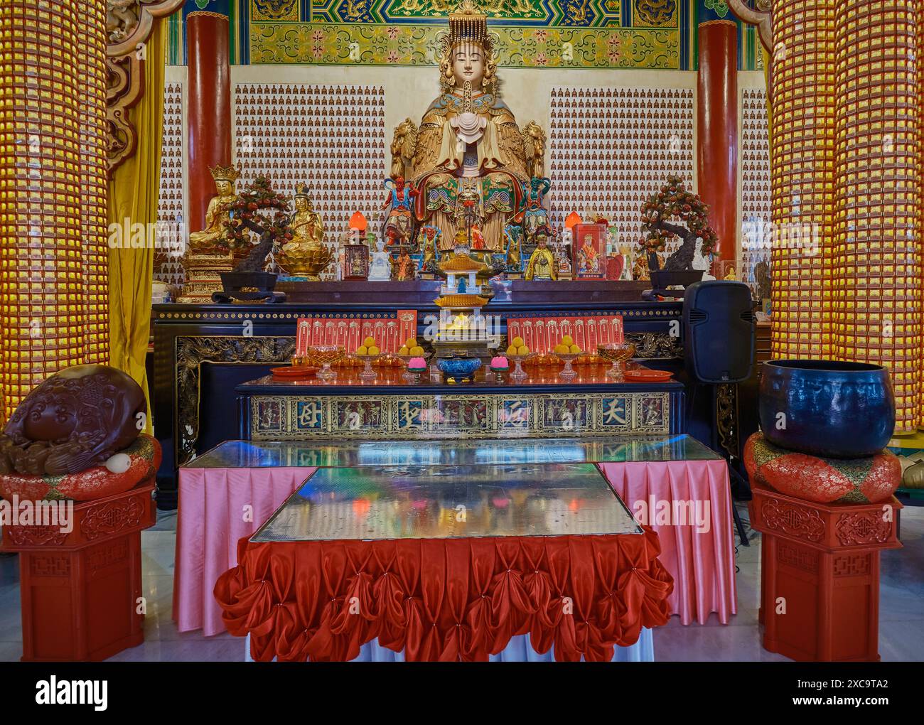 Il tempio Thean Hou a Kuala Lumpur, Malesia, è un tempio a sei livelli della dea cinese del mare Mazu situato su 1,67 acri di terra in cima a Robson Heights Foto Stock