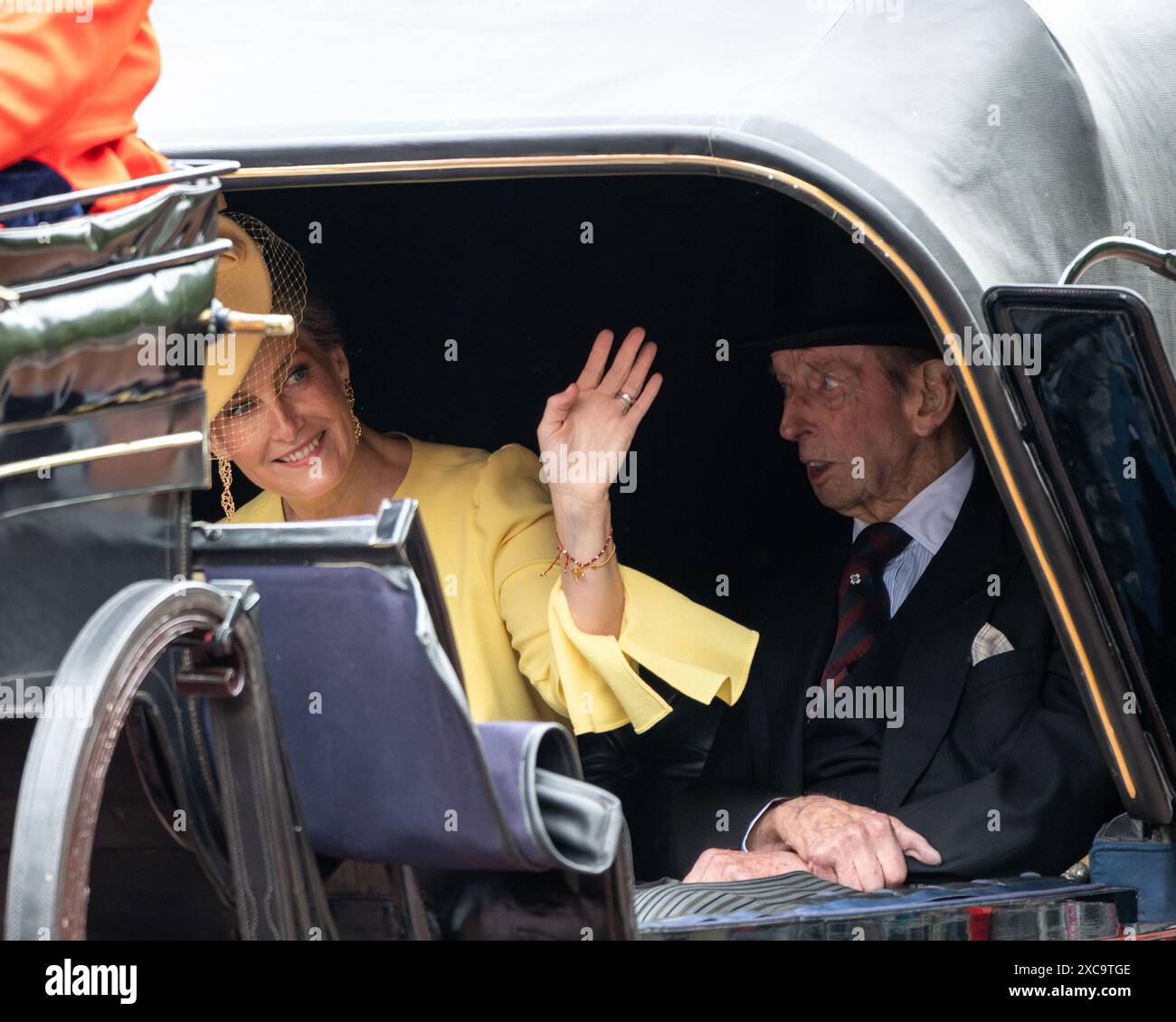 Londra, Regno Unito 15 giugno 2024. Sophie, duchessa di Edimburgo, si reca alla cerimonia del trooping the Colour accompagnata dal duca di Kent. Trooping the Colour si svolge ogni anno per celebrare il compleanno ufficiale del monarca. Quest'anno è stato il turno delle guardie irlandesi di truppare il loro colore. La processione, da e per Horse Guards Parade, passa lungo il centro commerciale. Crediti: MartinJPalmer/Alamy Live Newsprincess sophie Foto Stock