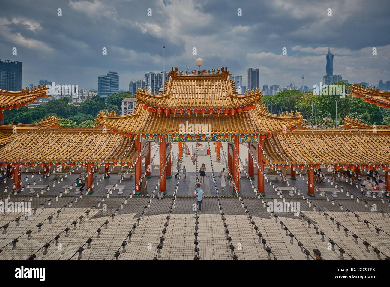 Il tempio Thean Hou a Kuala Lumpur, Malesia, è un tempio a sei livelli della dea cinese del mare Mazu situato su 1,67 acri di terra in cima a Robson Heights Foto Stock