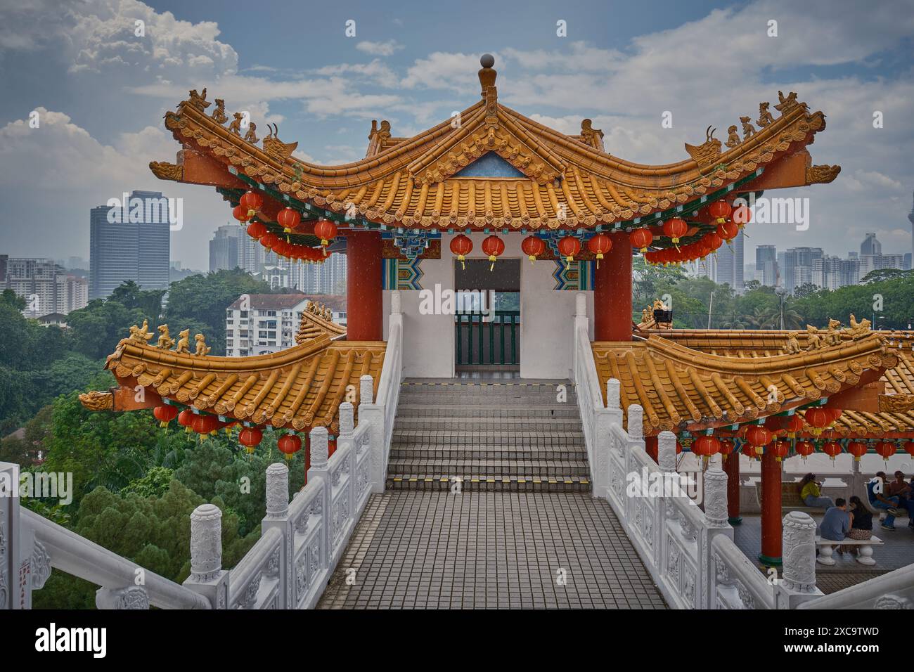Il tempio Thean Hou a Kuala Lumpur, Malesia, è un tempio a sei livelli della dea cinese del mare Mazu situato su 1,67 acri di terra in cima a Robson Heights Foto Stock