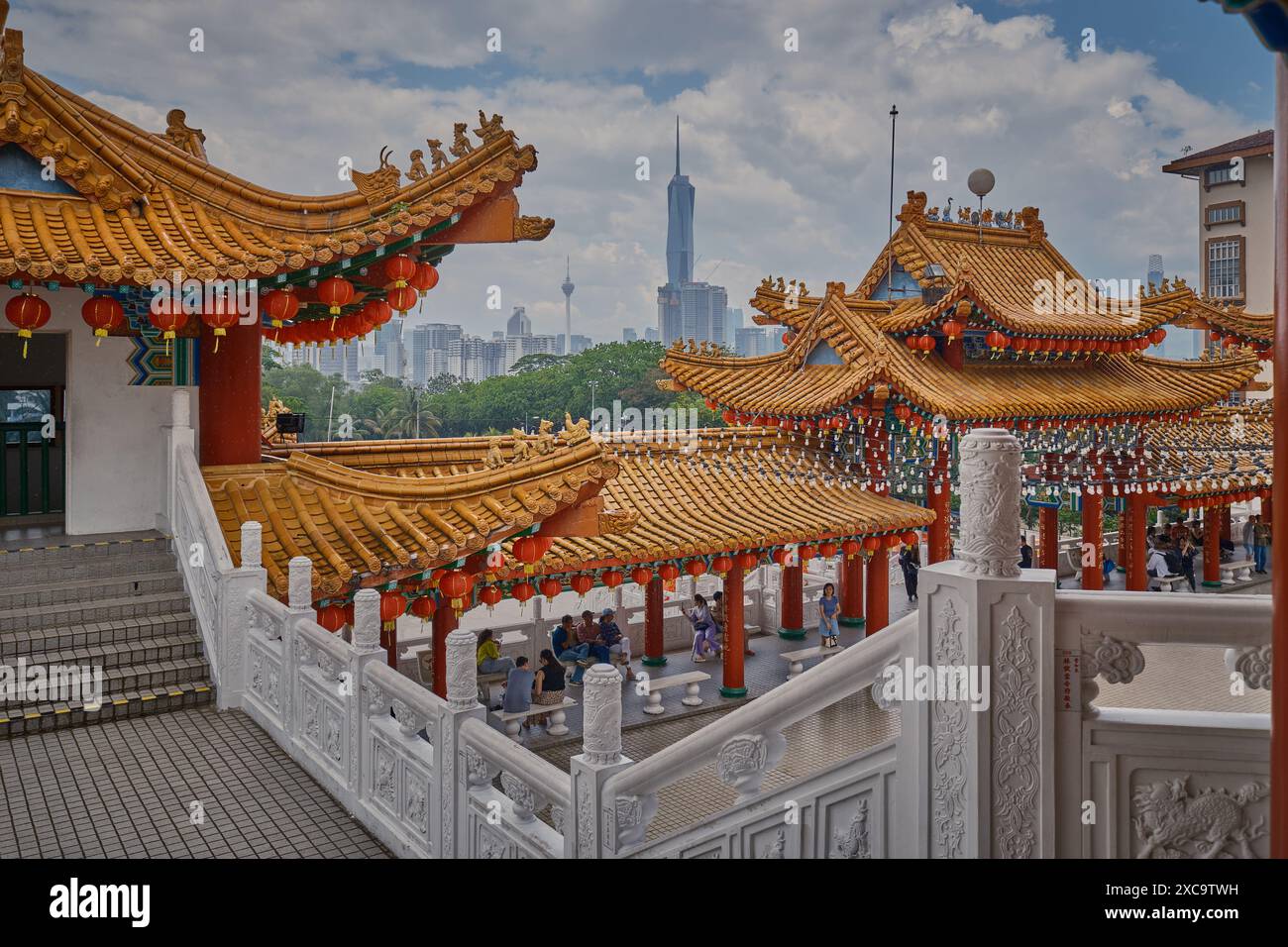 Il tempio Thean Hou a Kuala Lumpur, Malesia, è un tempio a sei livelli della dea cinese del mare Mazu situato su 1,67 acri di terra in cima a Robson Heights Foto Stock