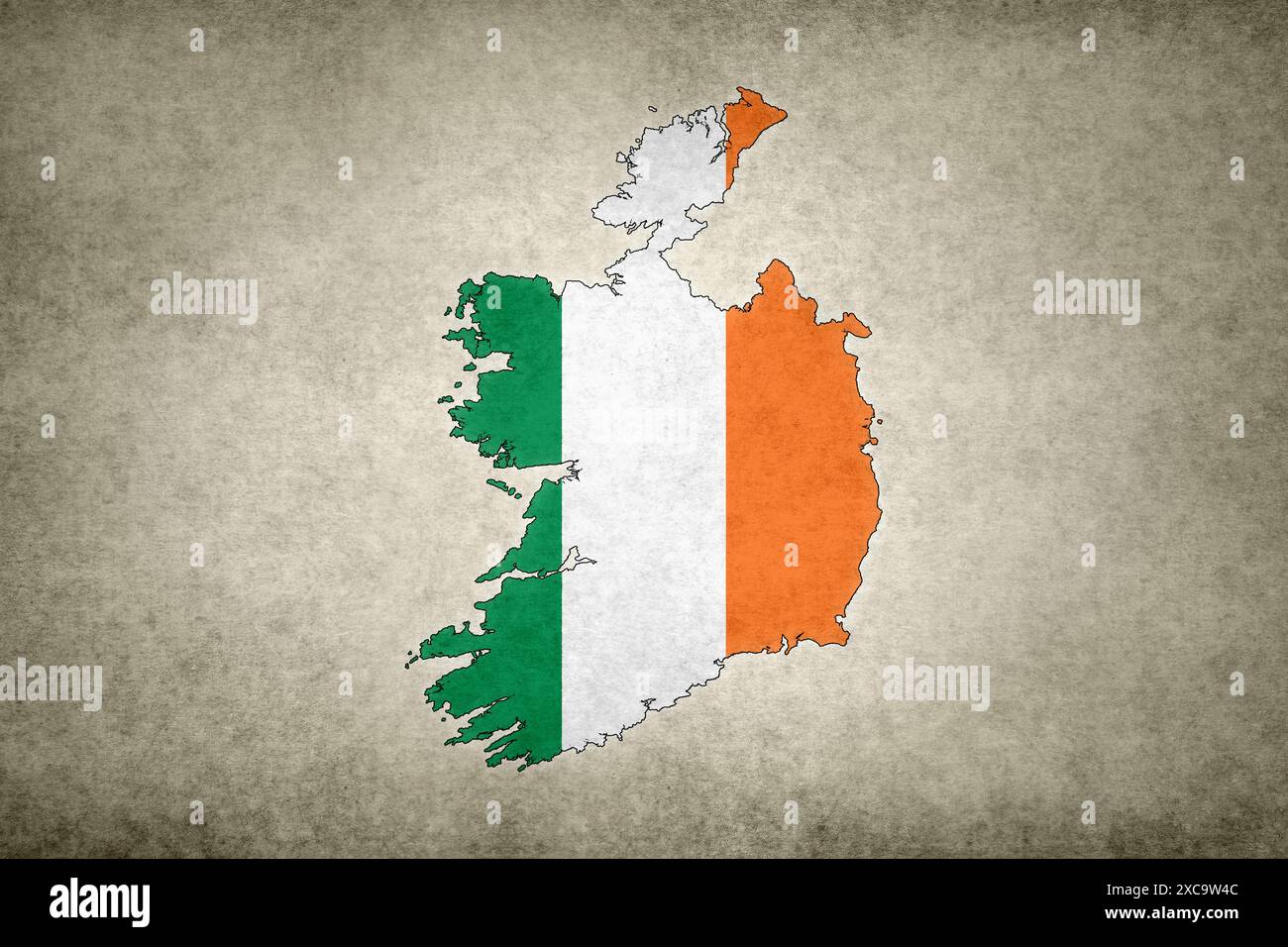 Carta grunge dell'Irlanda con la sua bandiera stampata all'interno del suo confine su una vecchia carta. Foto Stock