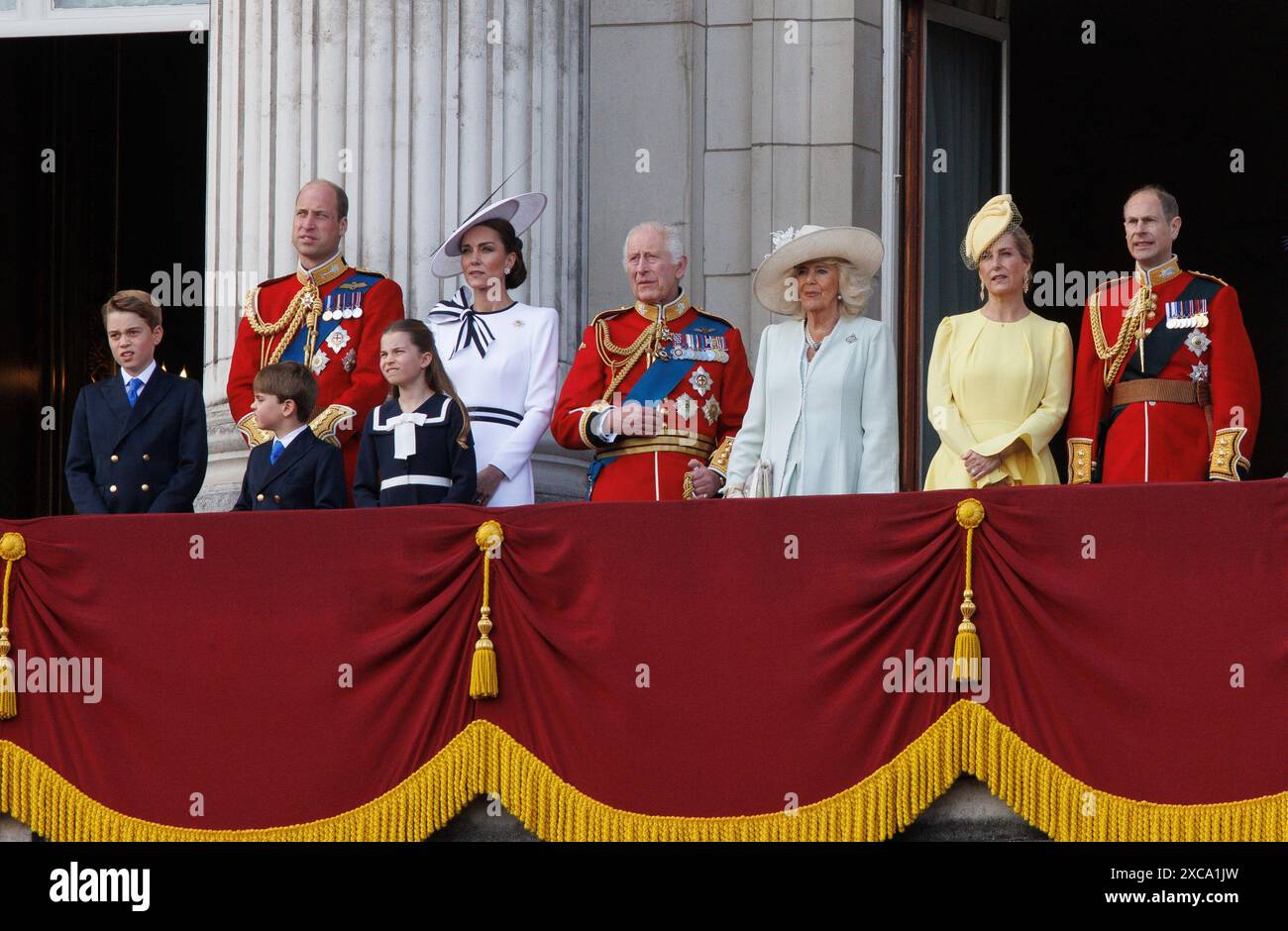 Londra, Regno Unito. 15 giugno 2024. 15 giugno 2024 il Principe e la Principessa Oif Wales con i loro tre figli George, Charlotte, e Louis, re Carlo, Camilla e Sofia, e il Duca e la Duchessa di Edimburgo. Trooping the Colour ha segnato il compleanno ufficiale del sovrano britannico per oltre 260 anni. Oltre 1400 soldati in parata, 200 cavalli e 400 musicisti sfilano in una grande dimostrazione di precisione militare, equitazione e fanfara. Crediti: Mark Thomas/Alamy Live News Foto Stock