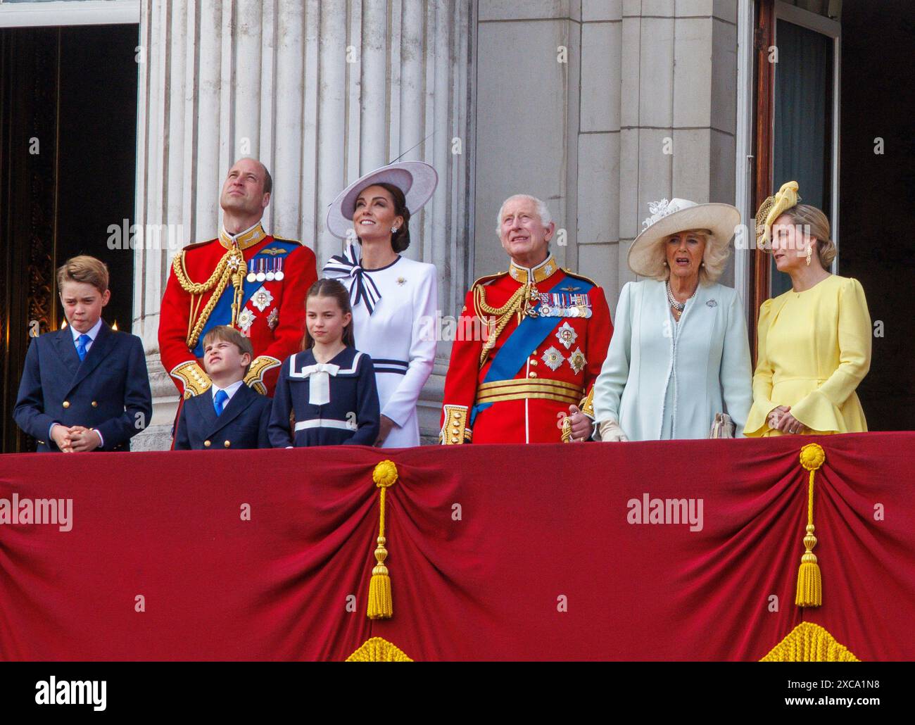 Londra, Regno Unito. 15 giugno 2024. 15 giugno 2024 il Principe e la Principessa oi Wales con i loro tre figli George, Charlotte, e Luigi, Re Carlo, Camilla e Sofia, la duchessa di Edimburgo Trooping the Colour ha segnato il compleanno ufficiale del sovrano britannico per oltre 260 anni. Oltre 1400 soldati in parata, 200 cavalli e 400 musicisti sfilano in una grande dimostrazione di precisione militare, equitazione e fanfara. Le strade erano fiancheggiate da folle che sventolavano bandiere mentre la parata si spostava da Buckingham Palace e giù per il Mall alla Horse Guard's Parade, accanto ai membri della famiglia reale a cavallo Foto Stock