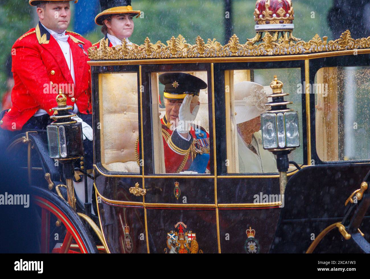 Londra, Regno Unito. 15 giugno 2024. Il 15 giugno 2024 re Carlo III Trooping the Colour ha segnato il compleanno ufficiale del sovrano britannico per oltre 260 anni. Oltre 1400 soldati in parata, 200 cavalli e 400 musicisti sfilano in una grande dimostrazione di precisione militare, equitazione e fanfara. Crediti: Mark Thomas/Alamy Live News Foto Stock