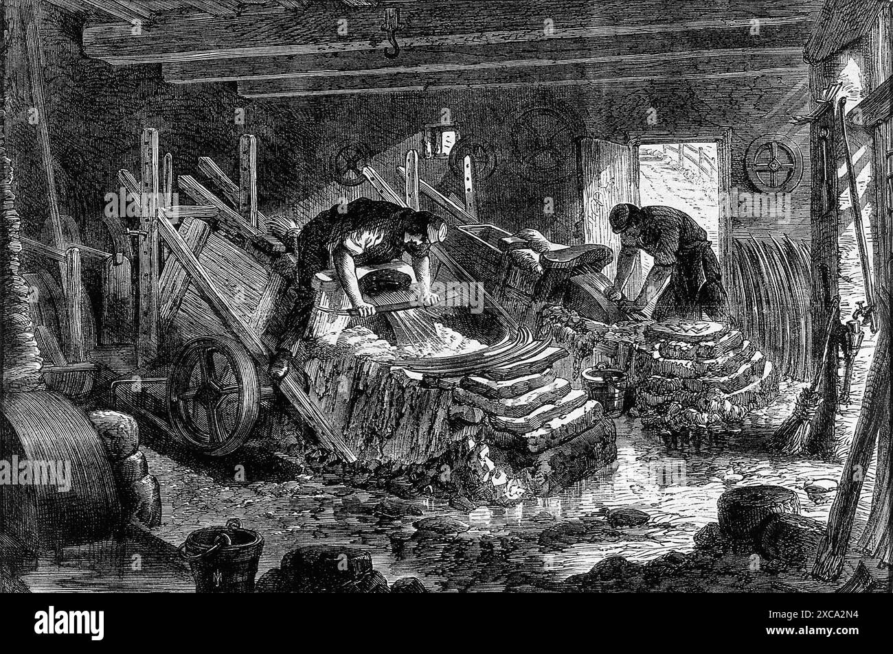 Questa incisione in legno raffigura due uomini che smerigliano falchi in un'officina di Sheffield nel 1866. La scena mostra il laborioso processo di affilatura di questi attrezzi agricoli, evidenziando lo sforzo fisico e le competenze richieste. L'immagine cattura l'atmosfera industriale del tempo, sottolineando l'importanza di Sheffield come centro di produzione dell'acciaio. Foto Stock
