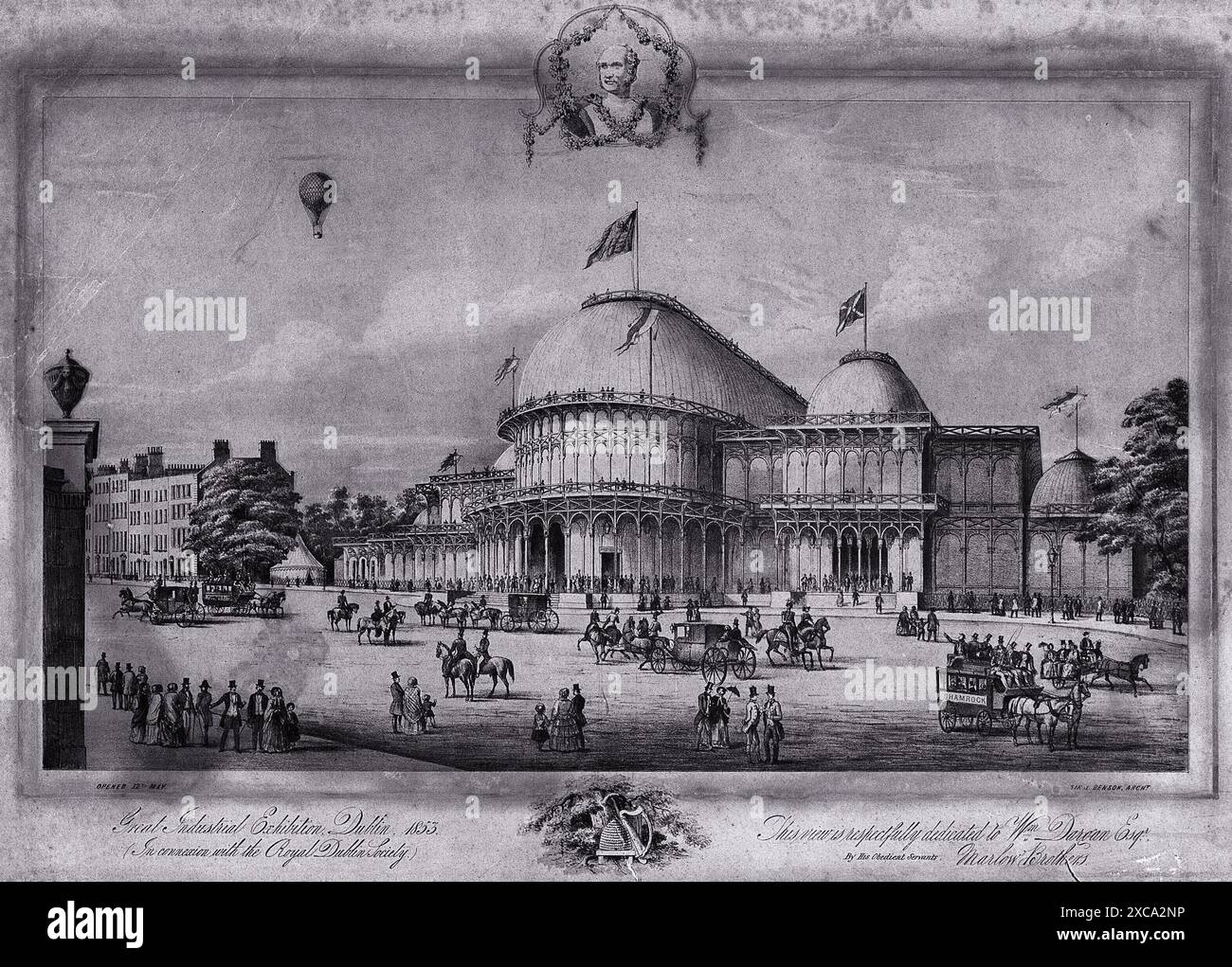 Questa litografia raffigura la grande esposizione industriale tenutasi a Dublino nel 1853. La grande sala espositiva, adornata con bandiere, occupa la parte centrale della scena. In lontananza, una mongolfiera galleggia nel cielo, simboleggiando lo spirito di innovazione e progresso che l'evento incarna. Foto Stock
