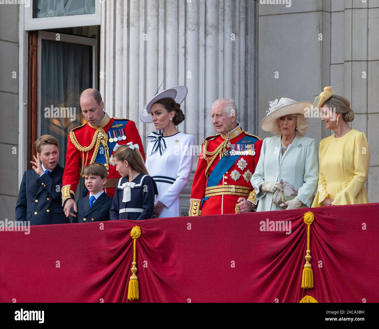Londra, Regno Unito 15 giugno 2024. La famiglia reale fa un'apparizione sul balcone di Buckingham Palace dopo la cerimonia del trooping del colore. Salutano la folla e guardano il sorvolo. Da sinistra a destra: Principe Giorgio, principe Luigi, RH il principe di Galles, principessa Carlotta, RH la principessa di Galles, HM re Carlo, HM regina Camilla, UR Sophie, duchessa di Edimburgo Foto Stock