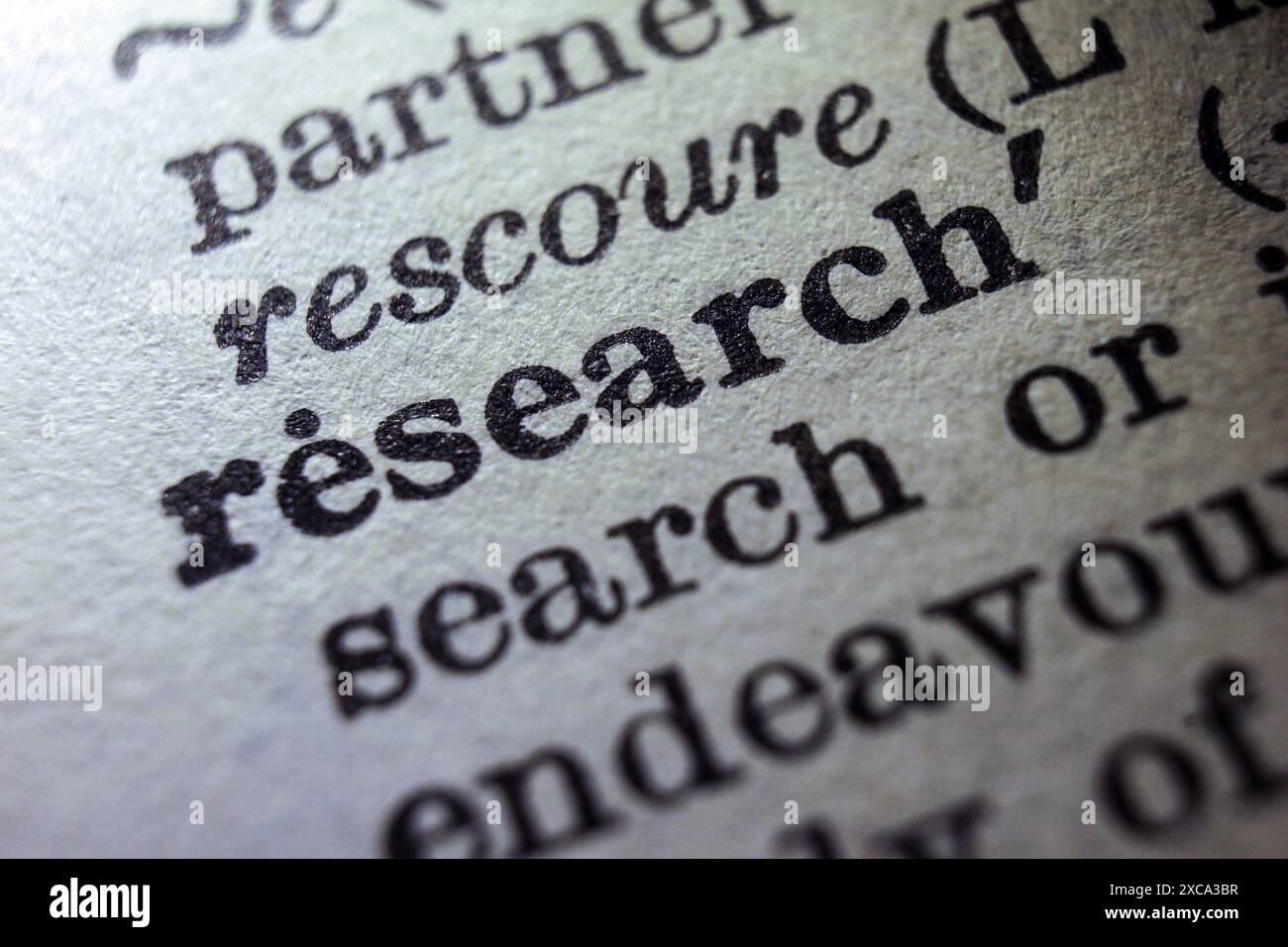 Ricerca di parole sulla pagina del dizionario, primo piano macro Foto Stock