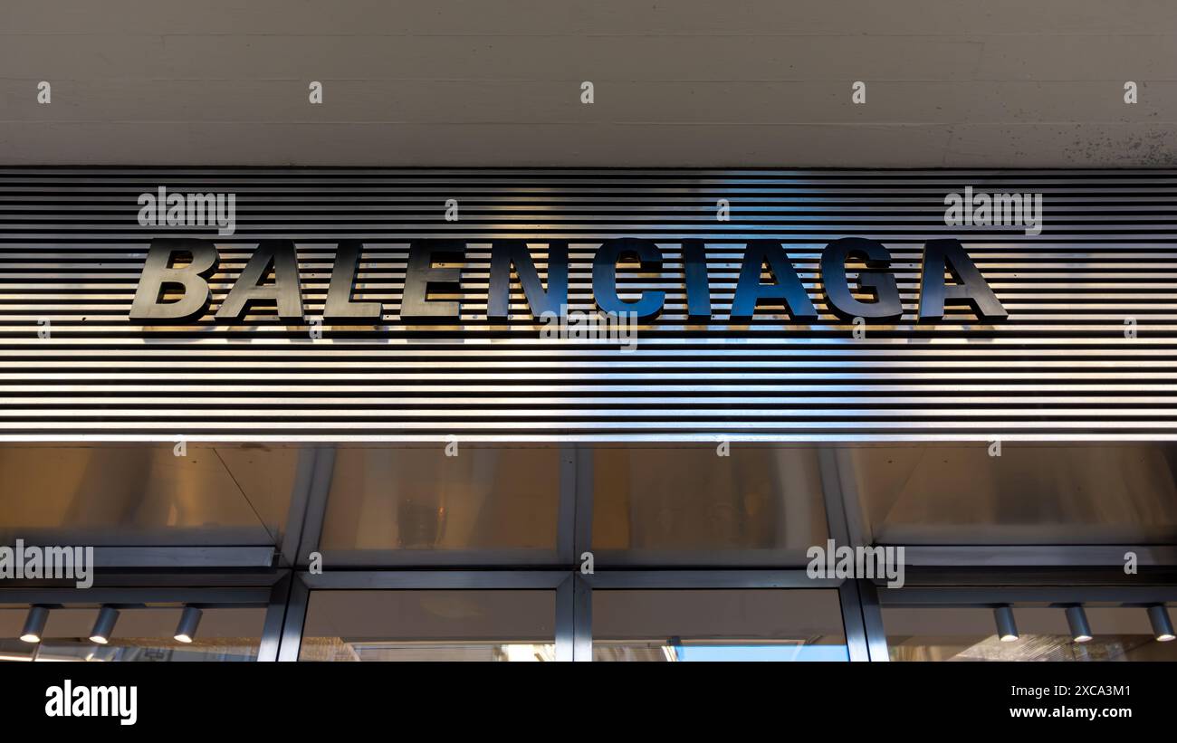 Firma e logo su un negozio Balenciaga a Parigi, Francia. Balenciaga è una casa di moda francese specializzata in moda e lusso Foto Stock