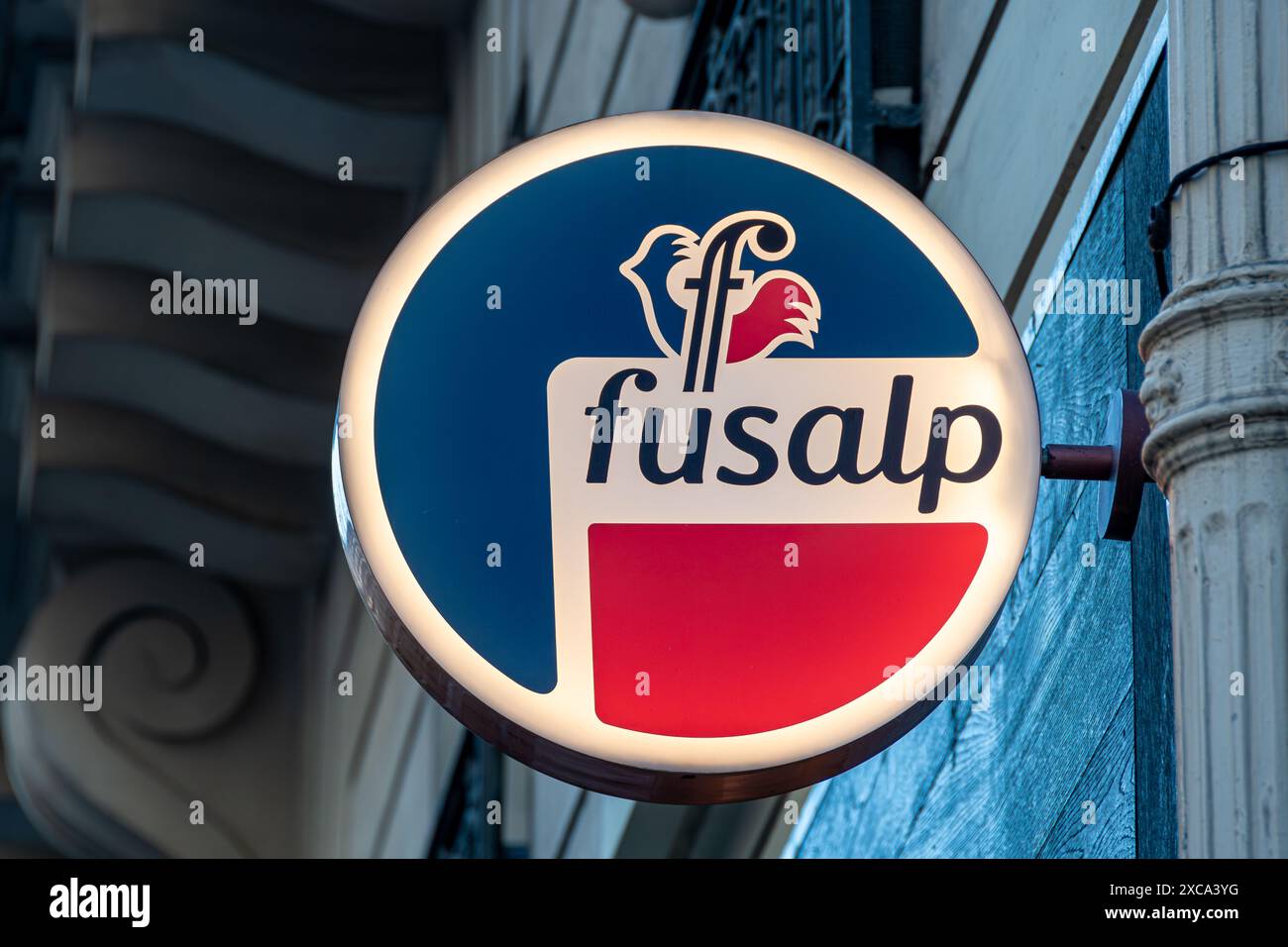 Firma e logo all'esterno di un negozio Fusalp a Parigi, Francia. Fusalp è un marchio francese di abbigliamento sportivo invernale e abbigliamento sportivo di alta qualità Foto Stock