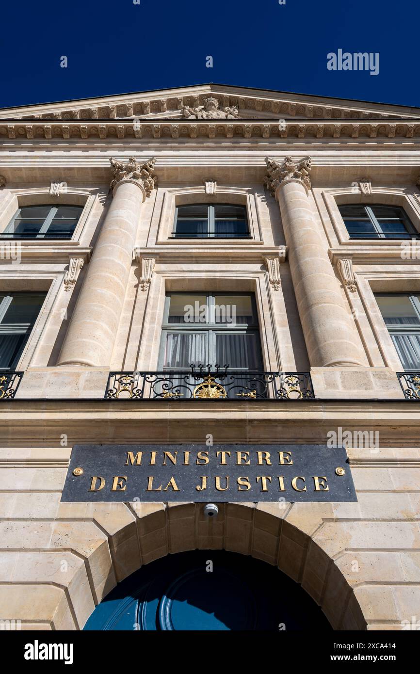Facciata dell'edificio del Ministero della giustizia francese, chiamato anche "Cancelleria", situato in Place Vendôme, nel primo arrondissement di Parigi, Francia Foto Stock