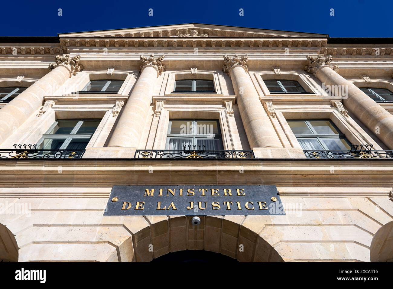 Facciata dell'edificio del Ministero della giustizia francese, chiamato anche "Cancelleria", situato in Place Vendôme, nel primo arrondissement di Parigi, Francia Foto Stock