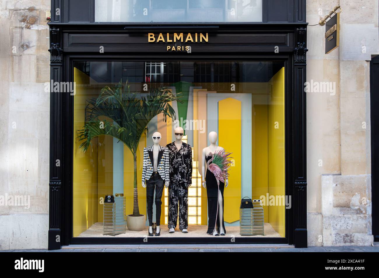 Vista esterna di una boutique Balmain a Parigi, Francia. Balmain è una casa di moda francese fondata da Pierre Balmain specializzata in moda e lusso Foto Stock