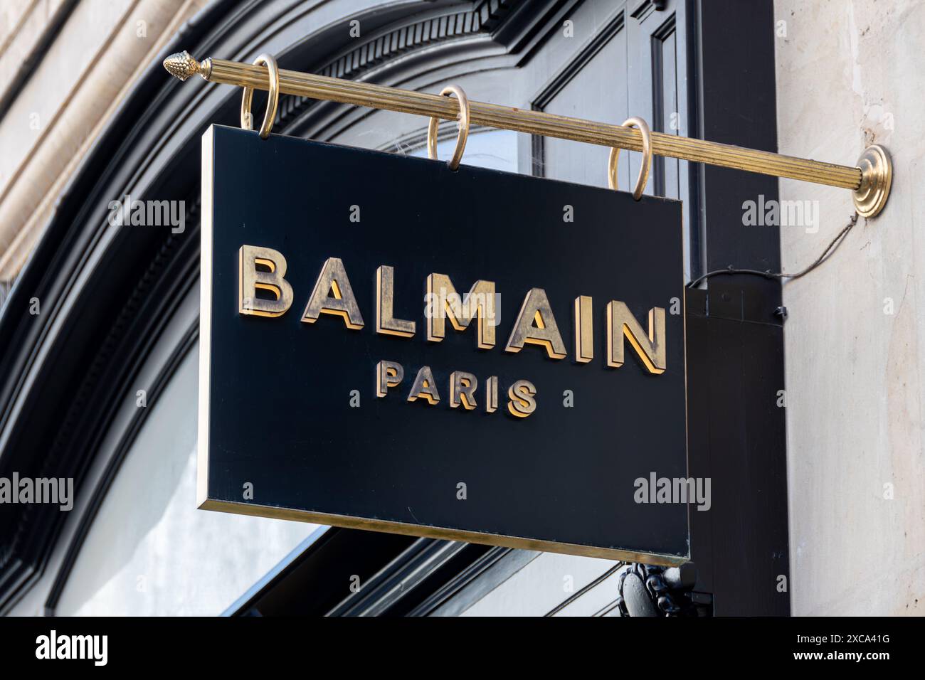 Insegna e logo di una boutique Balmain a Parigi, Francia. Balmain è una casa di moda francese fondata da Pierre Balmain specializzata in moda e lusso Foto Stock