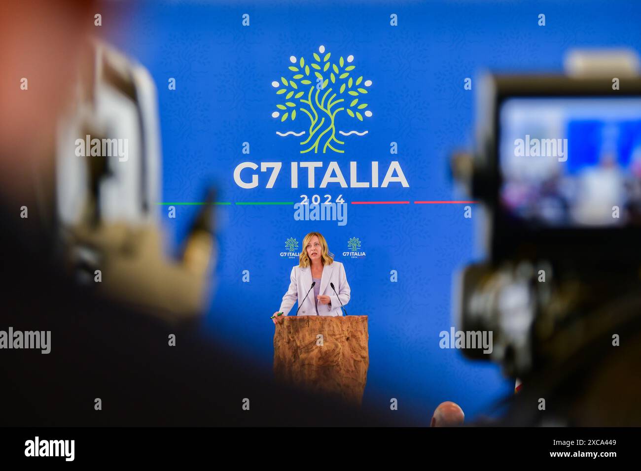 Savelletri di Fasano, Italia. 15 giugno 2024. Il Presidente del Consiglio italiano Giorgia Meloni risponde a una domanda durante la conferenza stampa di chiusura del G7 al resort di Borgo Egnazia, 15 giugno 2024, a Savelletri di Fasano. Crediti: Presidenza del Consiglio/G7 Italia 2024/Alamy Live News Foto Stock