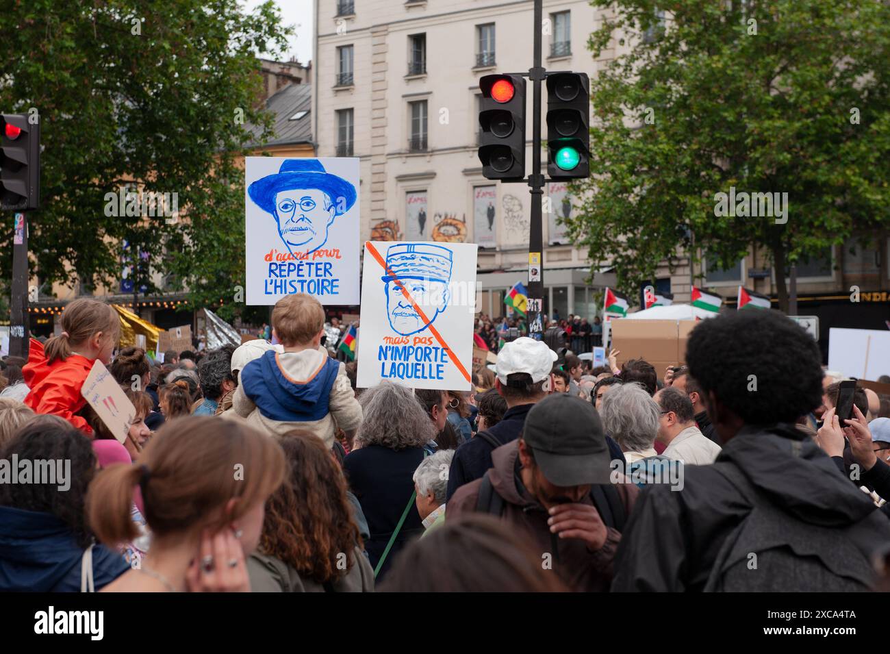 Laurent Paillier/le Pictorium - dimostrazione contro l'estrema destra il 15 giugno a Parigi - 15/06/2024 - Francia/Ile-de-France (regione)/Parigi - sabato 15 giugno 2024 si sono svolte manifestazioni contro l'estrema destra in tutta la Francia. A Parigi, una processione partì da Place de la Republique per terminare a Place de la Nation. Questi raduni furono organizzati dagli oppositori dell'estrema destra, compresa la coalizione di sinistra del nuovo fronte Popolare, in vista delle elezioni legislative anticipate. Le richieste comuni includevano l'aumento dei salari, l'abolizione della riforma pensionistica, la lotta alla discriminazione A. Foto Stock